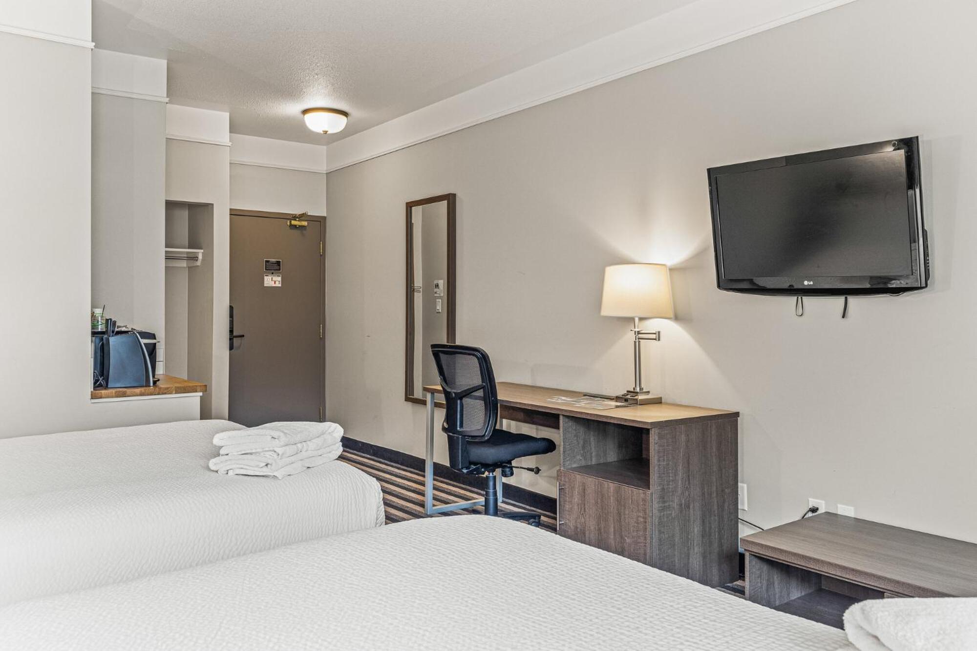 Queen Room with Two Queen Beds - Pet Friendly photo 2