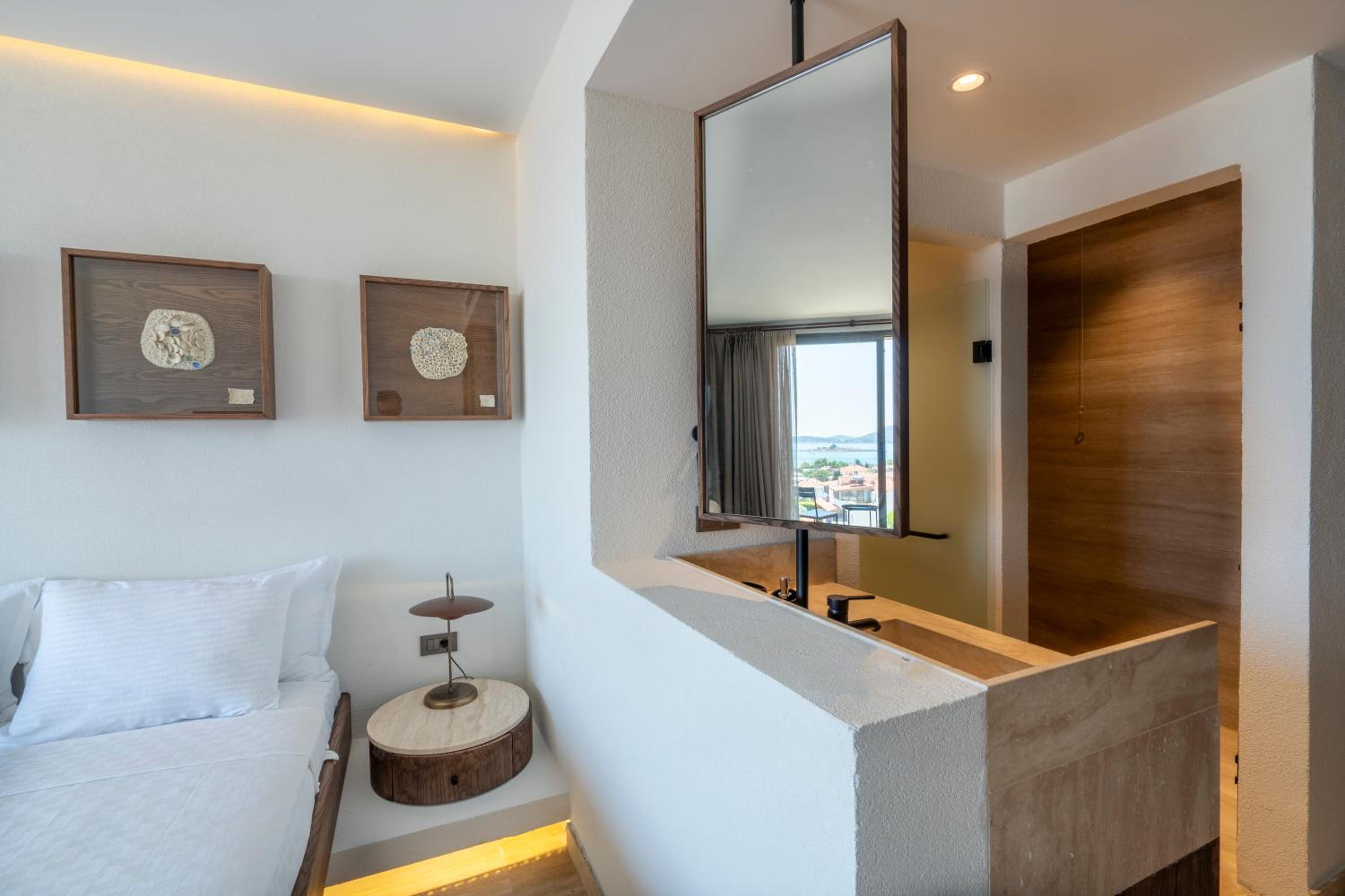 Deluxe Double Room with Sea View - Photo 3