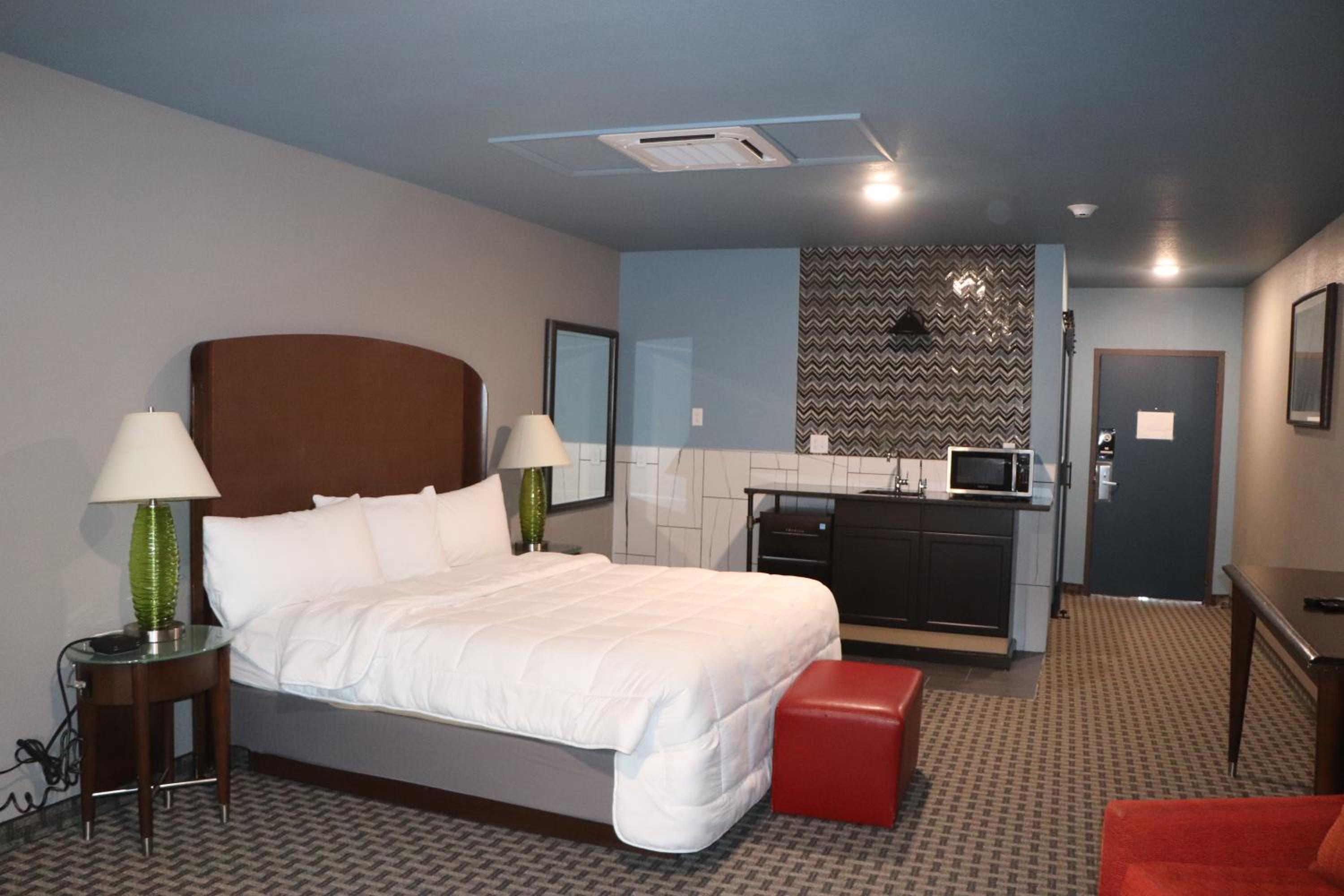 King Suite with Balcony photo 1