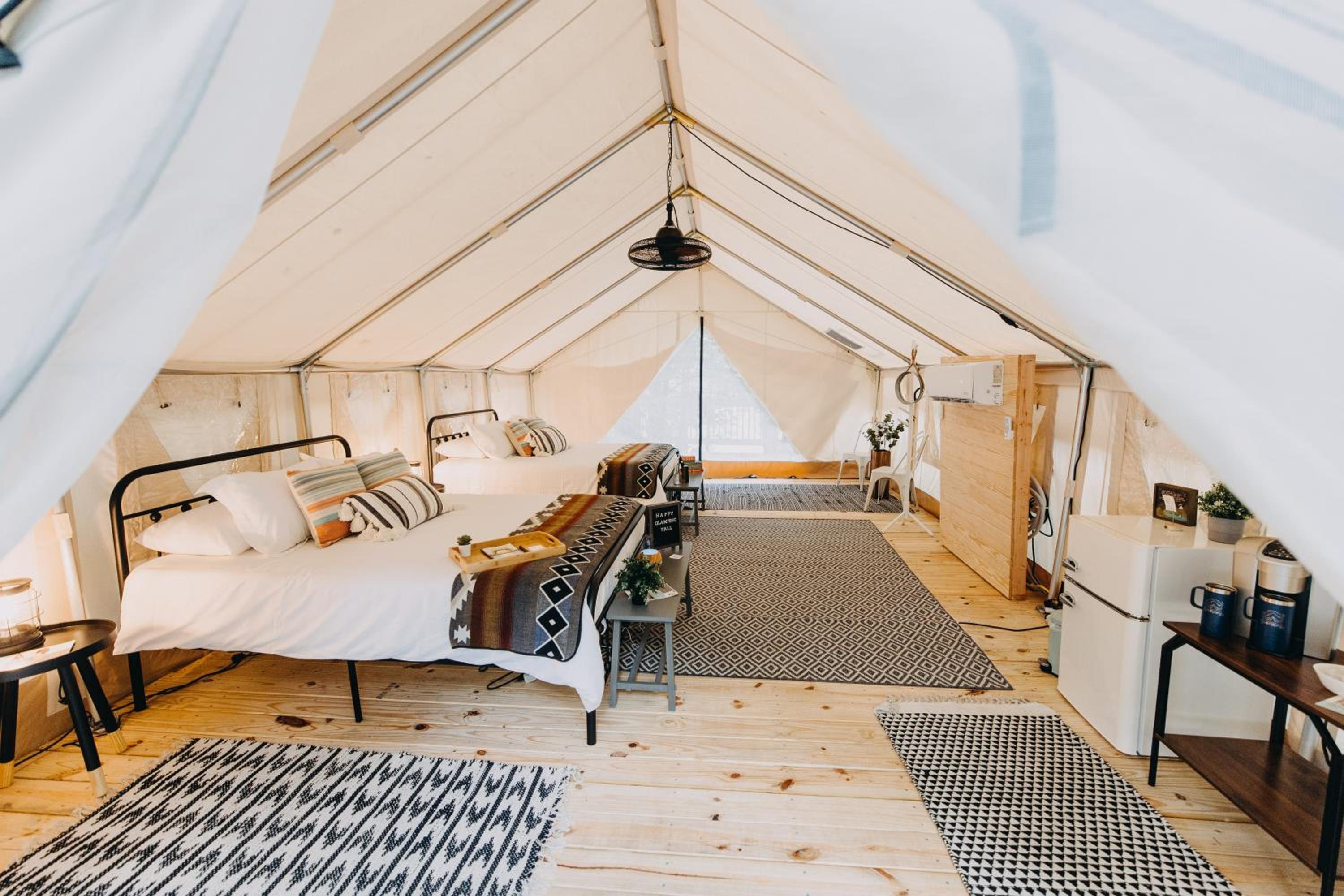 Tent (B) photo 1