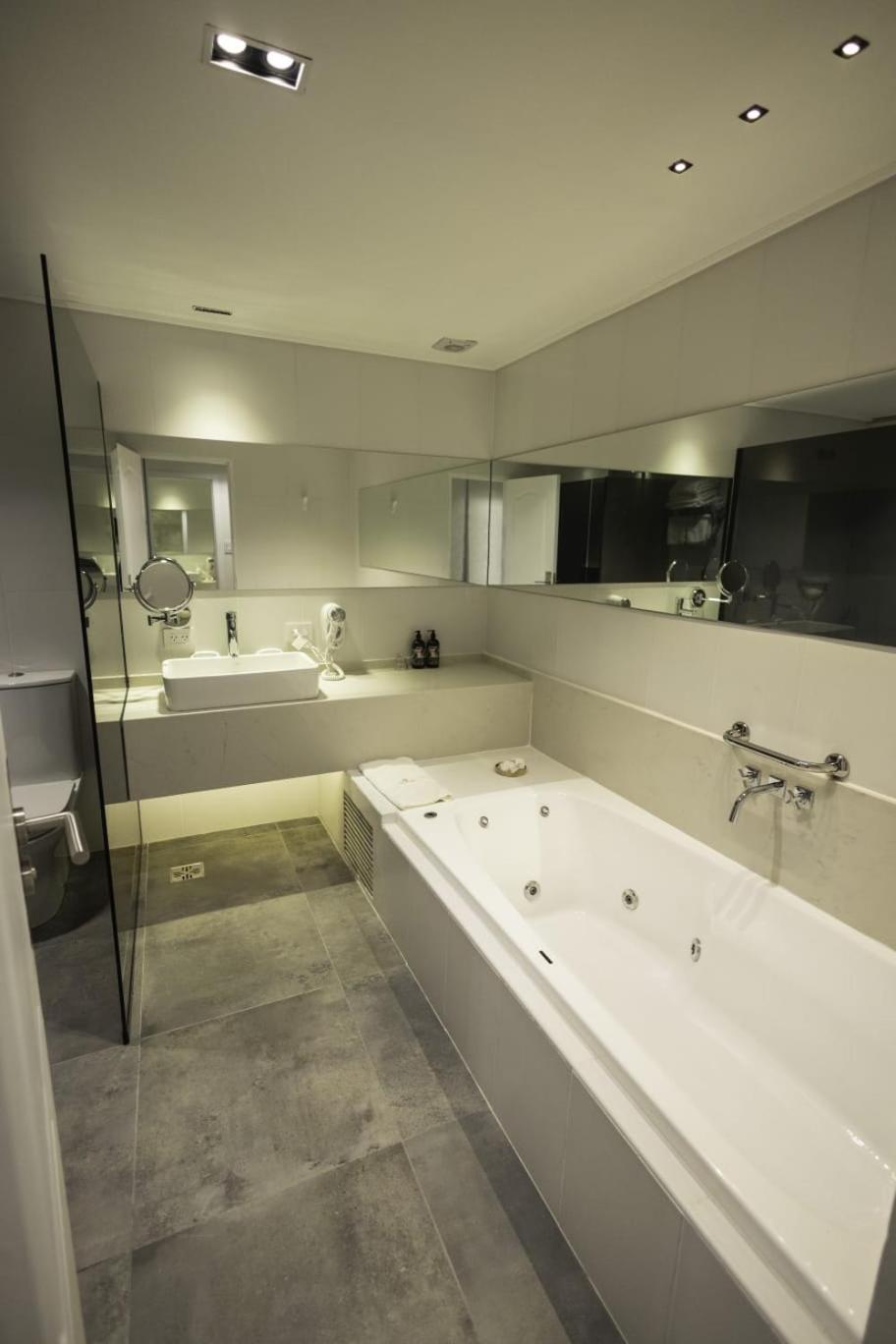 Deluxe Suite with Spa Bath photo 3