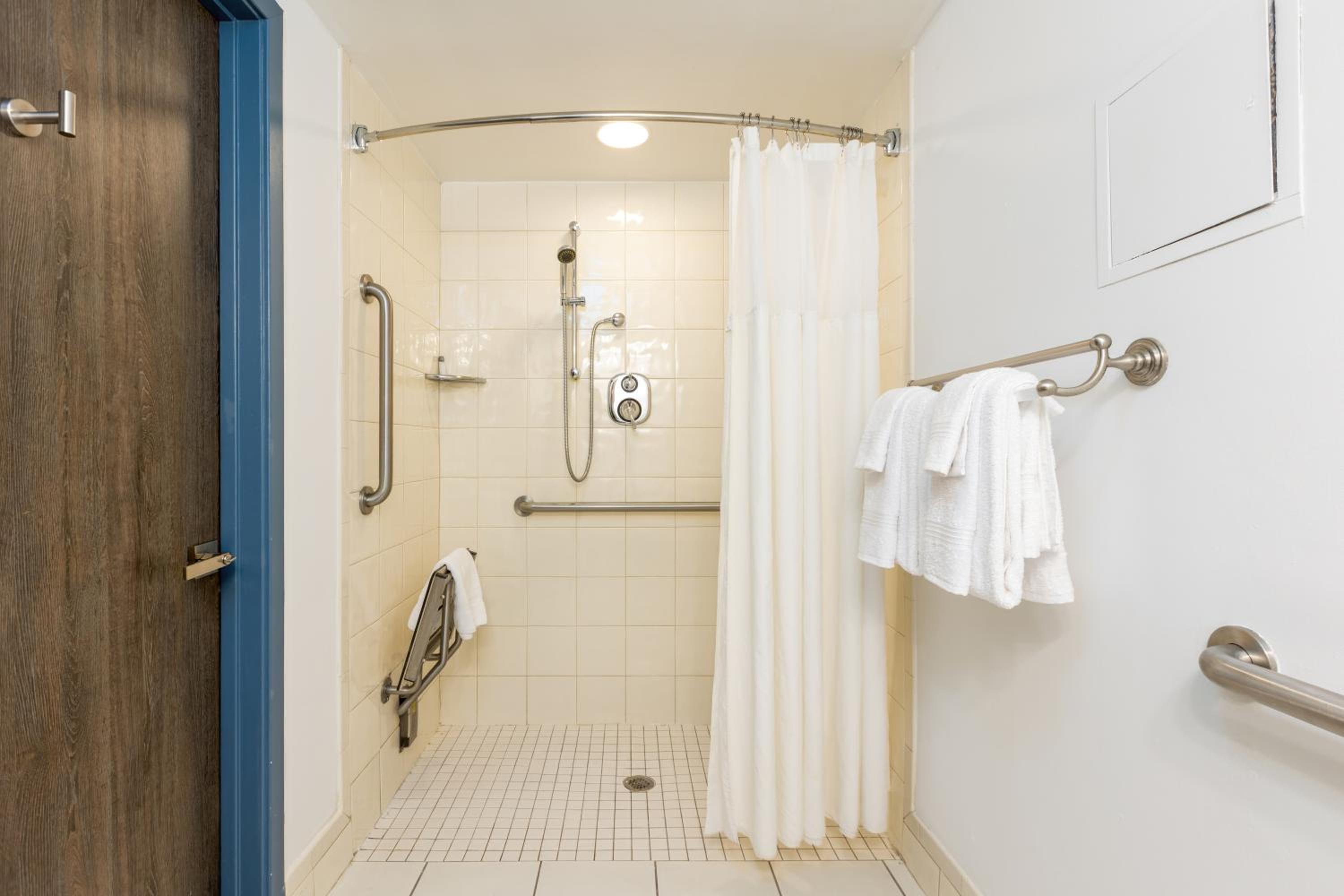 Standard King Room - Disability Accessible photo 2