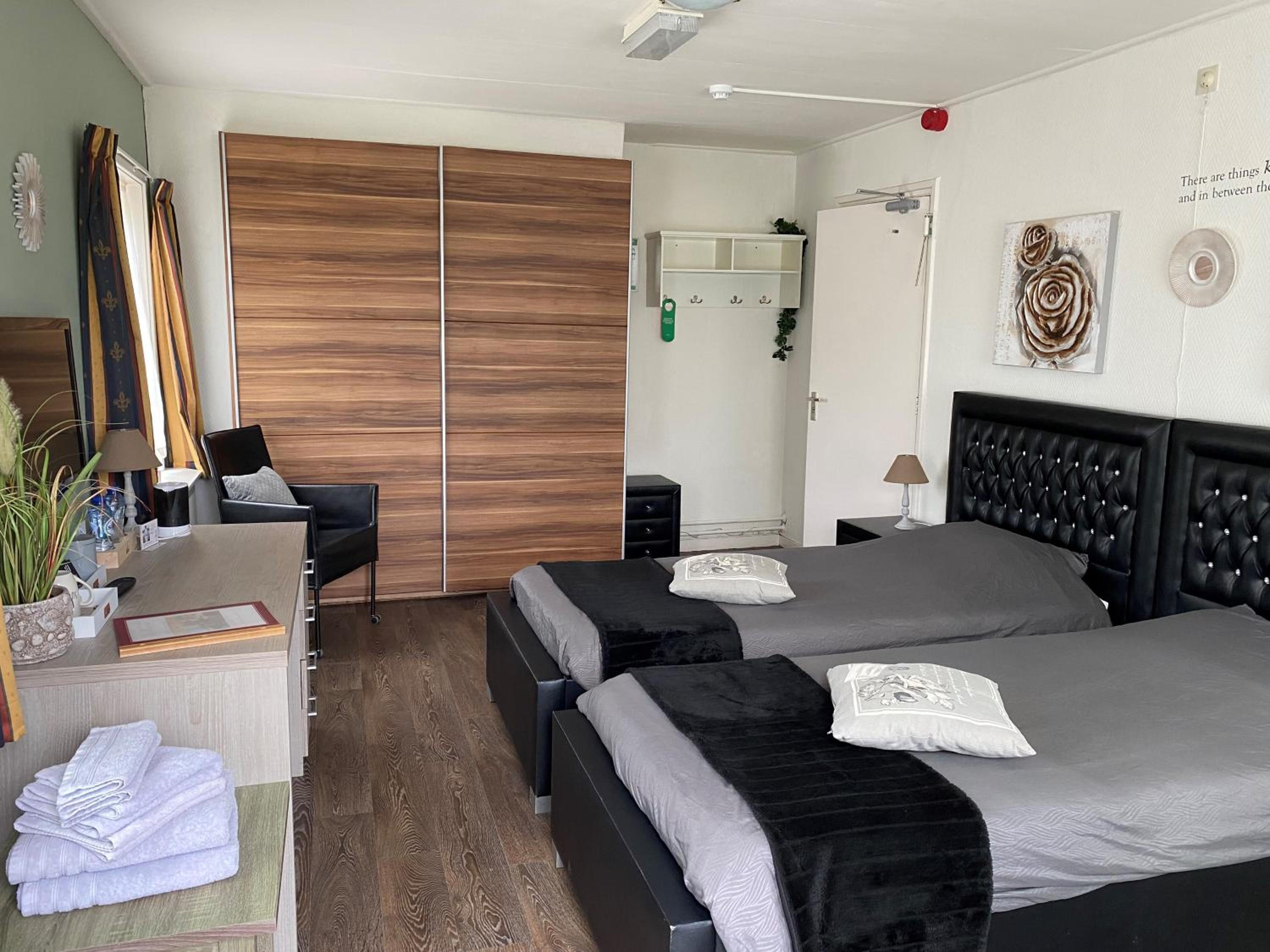 Economy Twin Room photo 3