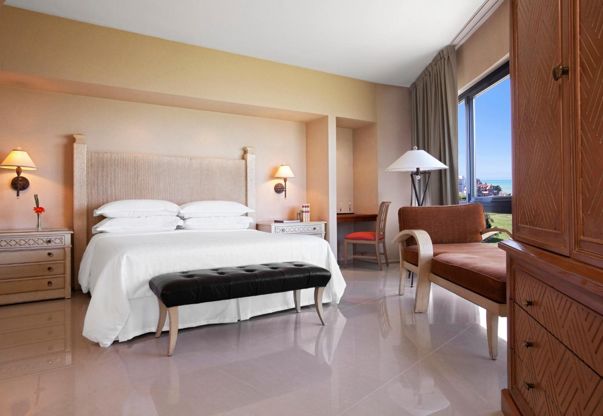 1 Bedroom Executive Suite, Bedroom 1: 1 King, Bedroom 2 Sea View