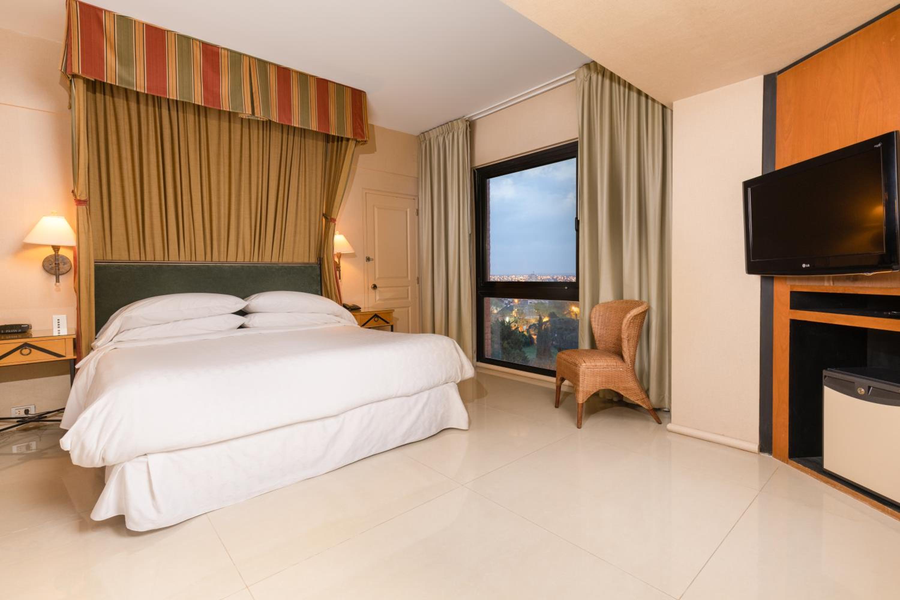 1 Bedroom Executive Suite, Bedroom 1: 1 King, Bedroom 2 City View