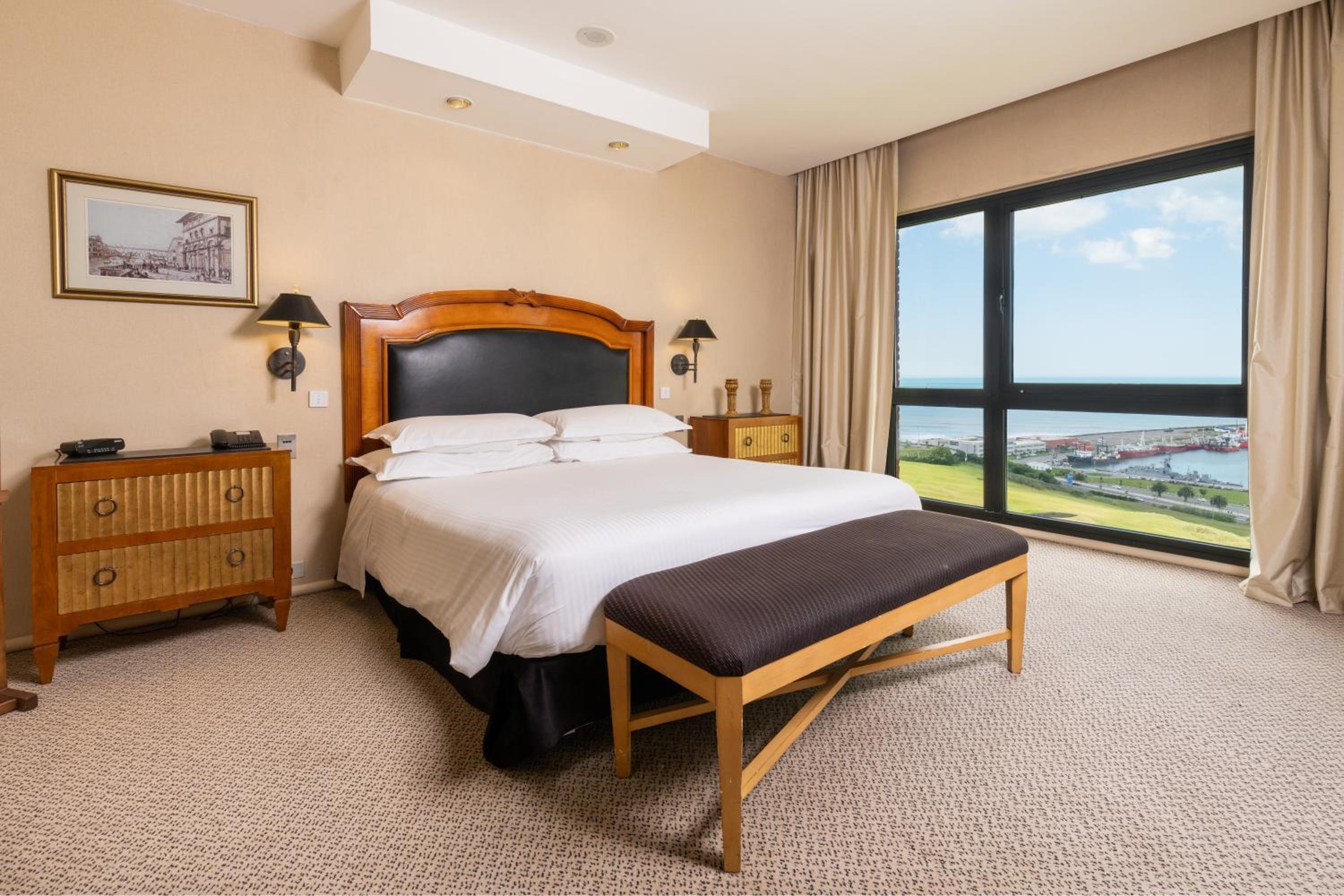 1 Bedroom Presidential Suite, Bedroom 1: 1 King, Bedroom 2: photo 1
