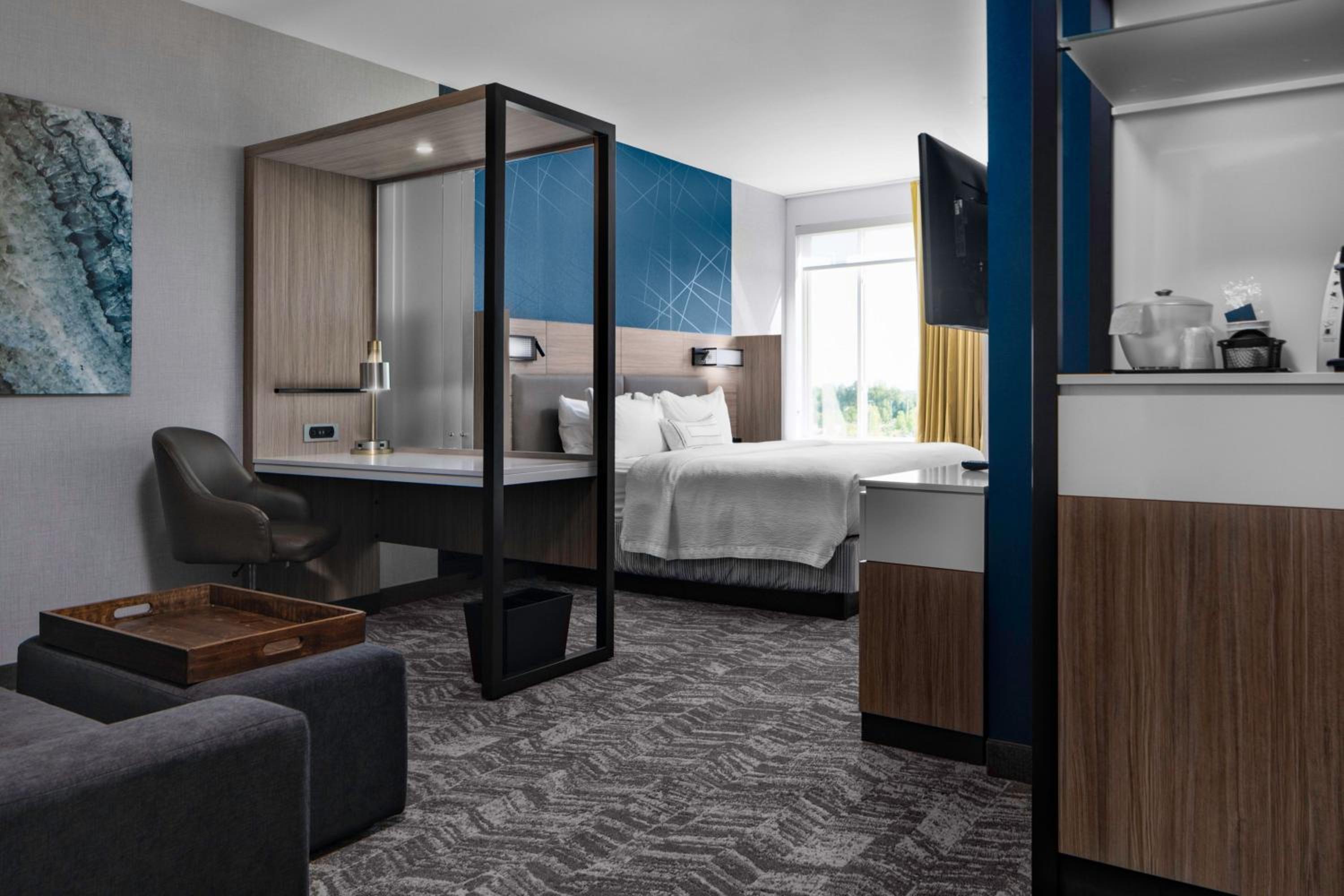 King Suite with Trundle Bed and Adapted Tub - Mobility and Hearing Accessible - Photo 2