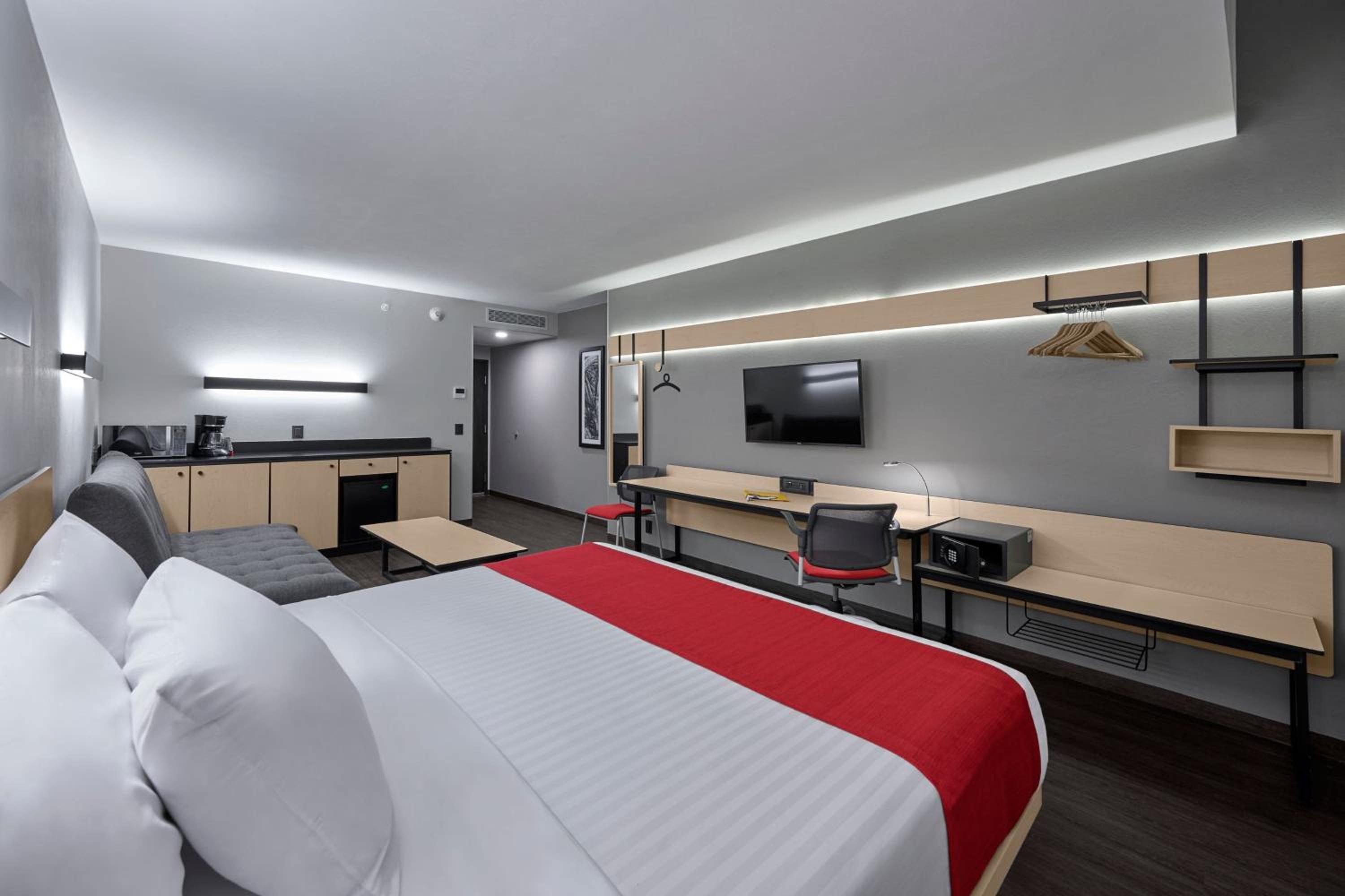 Superior Queen Room with Sofa Bed - Photo 5
