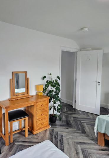 Five-Bedroom House photo 2