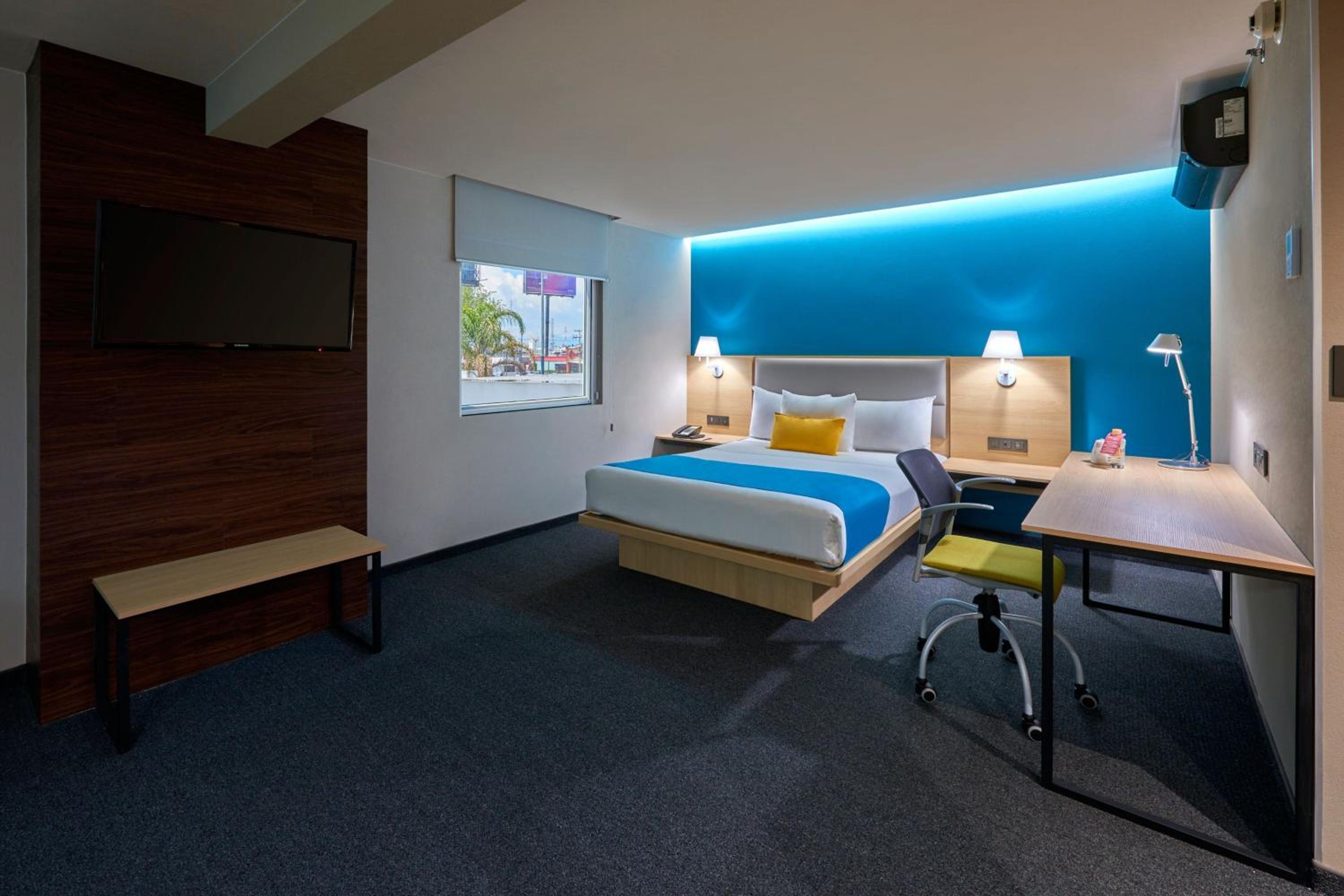 One-Bedroom King Suite With Sofa Bed  photo 3