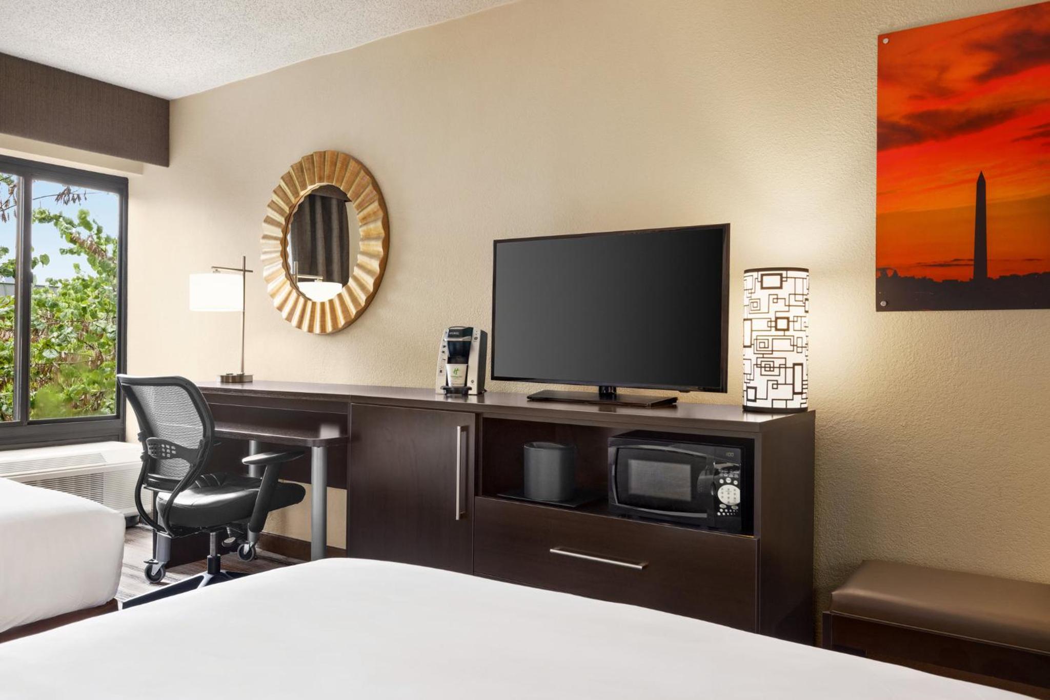 Standard Room with Two Queen Beds - Photo 2