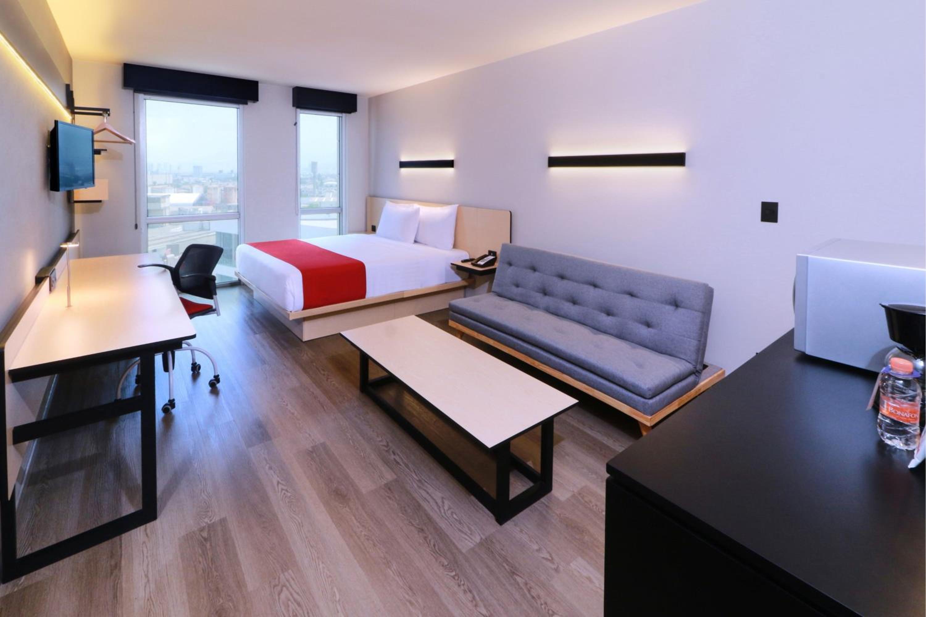 Superior King Room with Sofa Bed - Photo 1