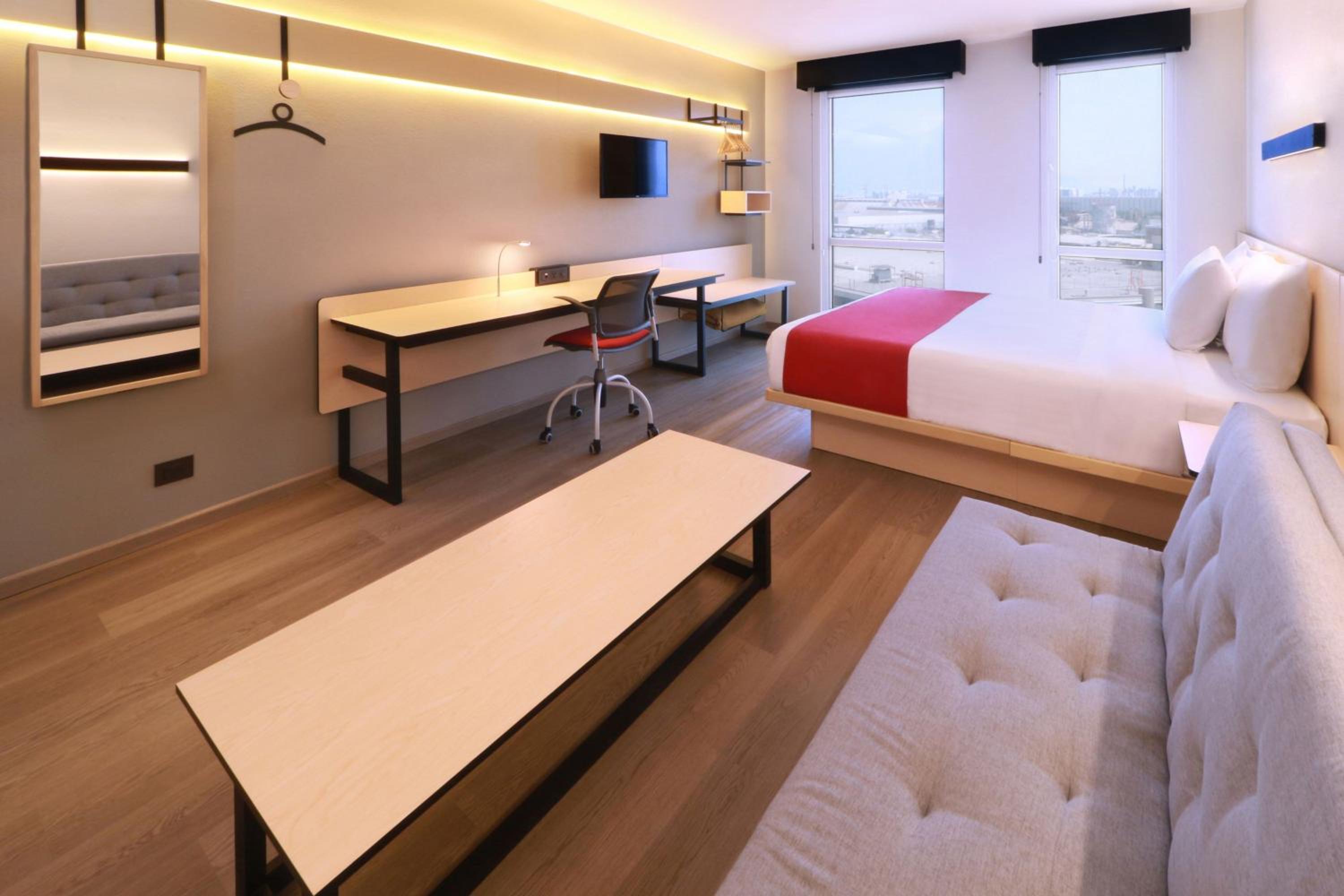Superior King Room with Sofa Bed - Photo 4