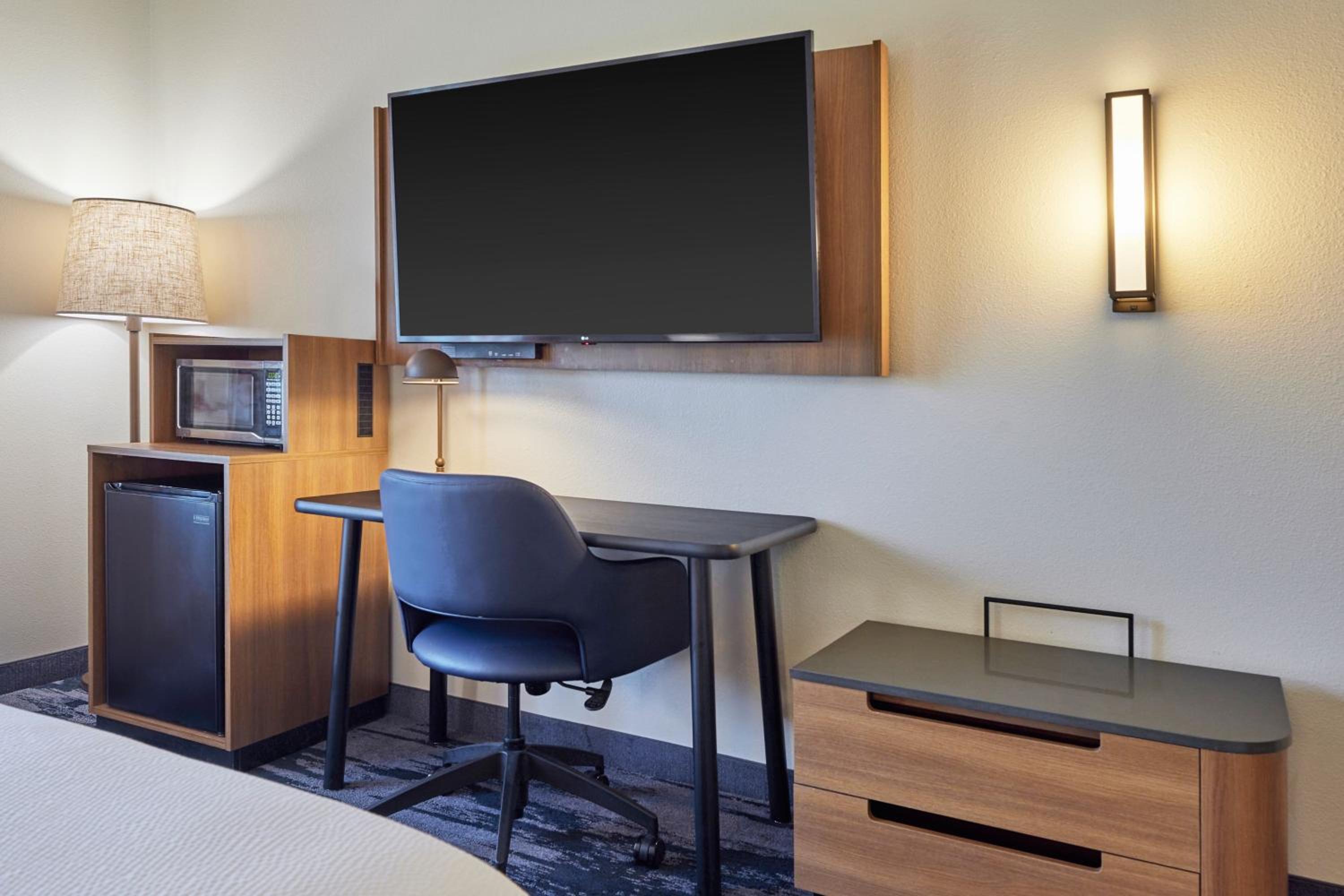 King Room with Roll-in Shower - Mobility and Hearing Accessible - Photo 2