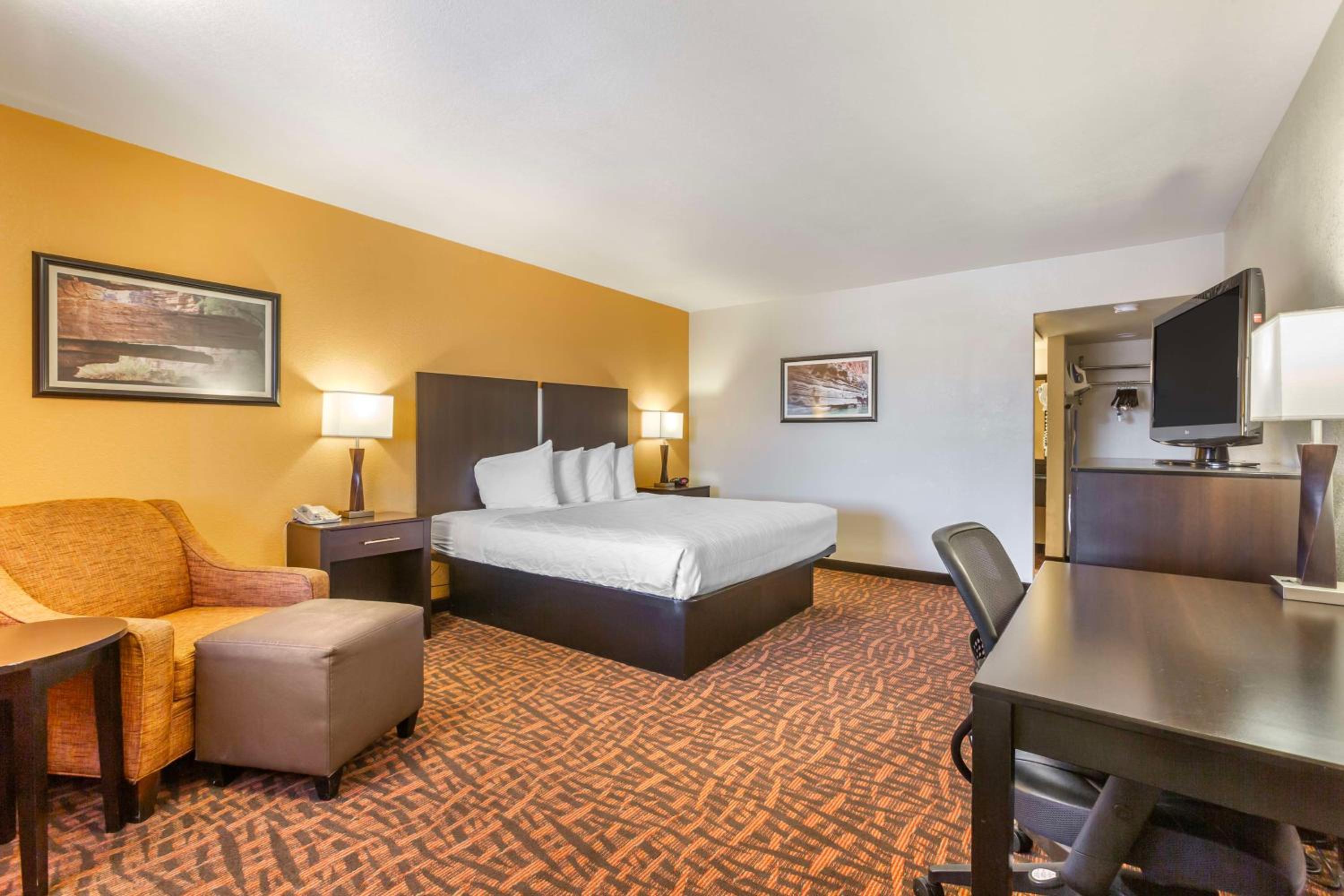 King Room with Roll-in Shower - Disability Access/Non-Smoking - Photo 2