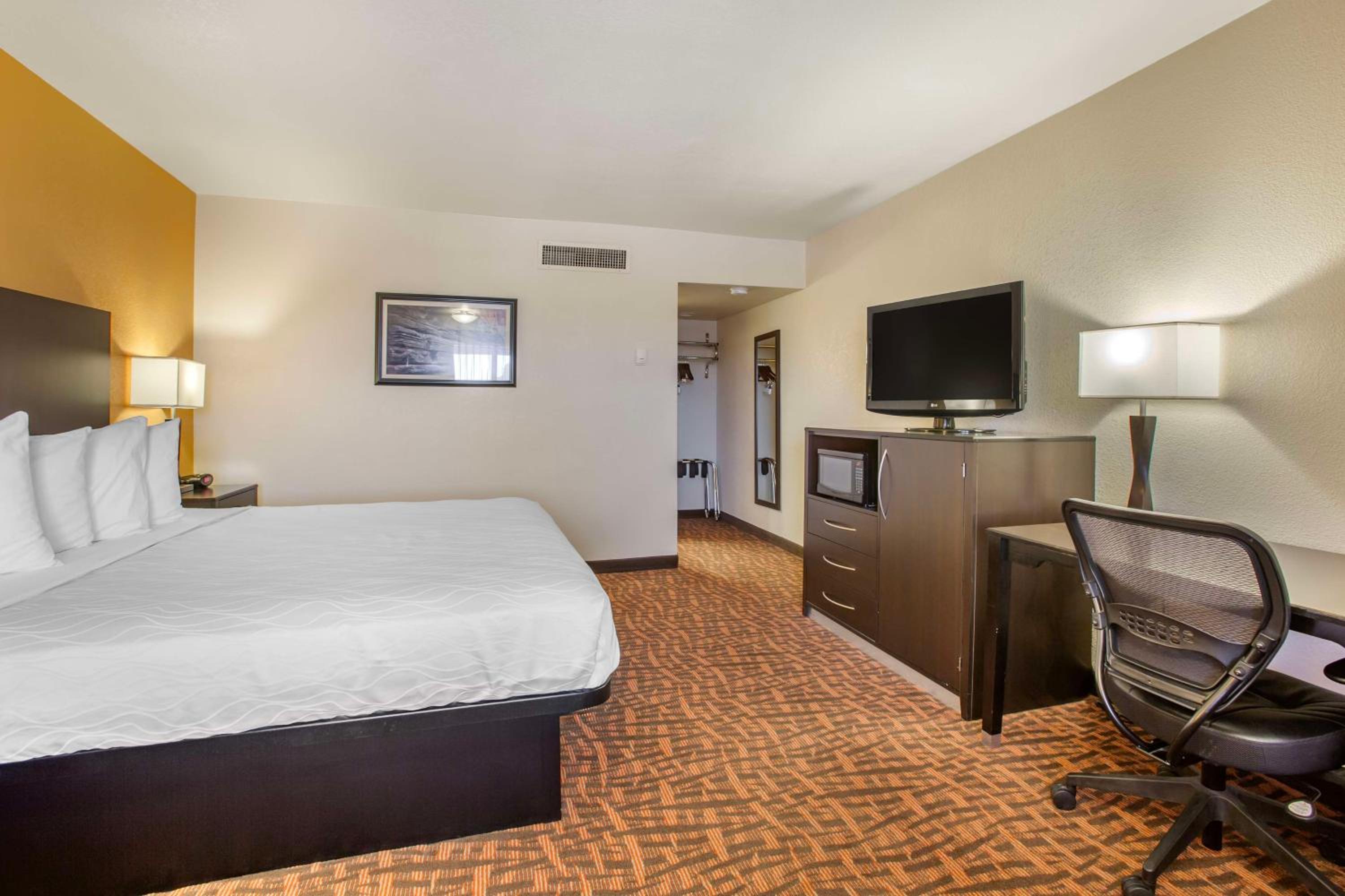 King Room with Roll-in Shower - Disability Access/Non-Smoking - Photo 5