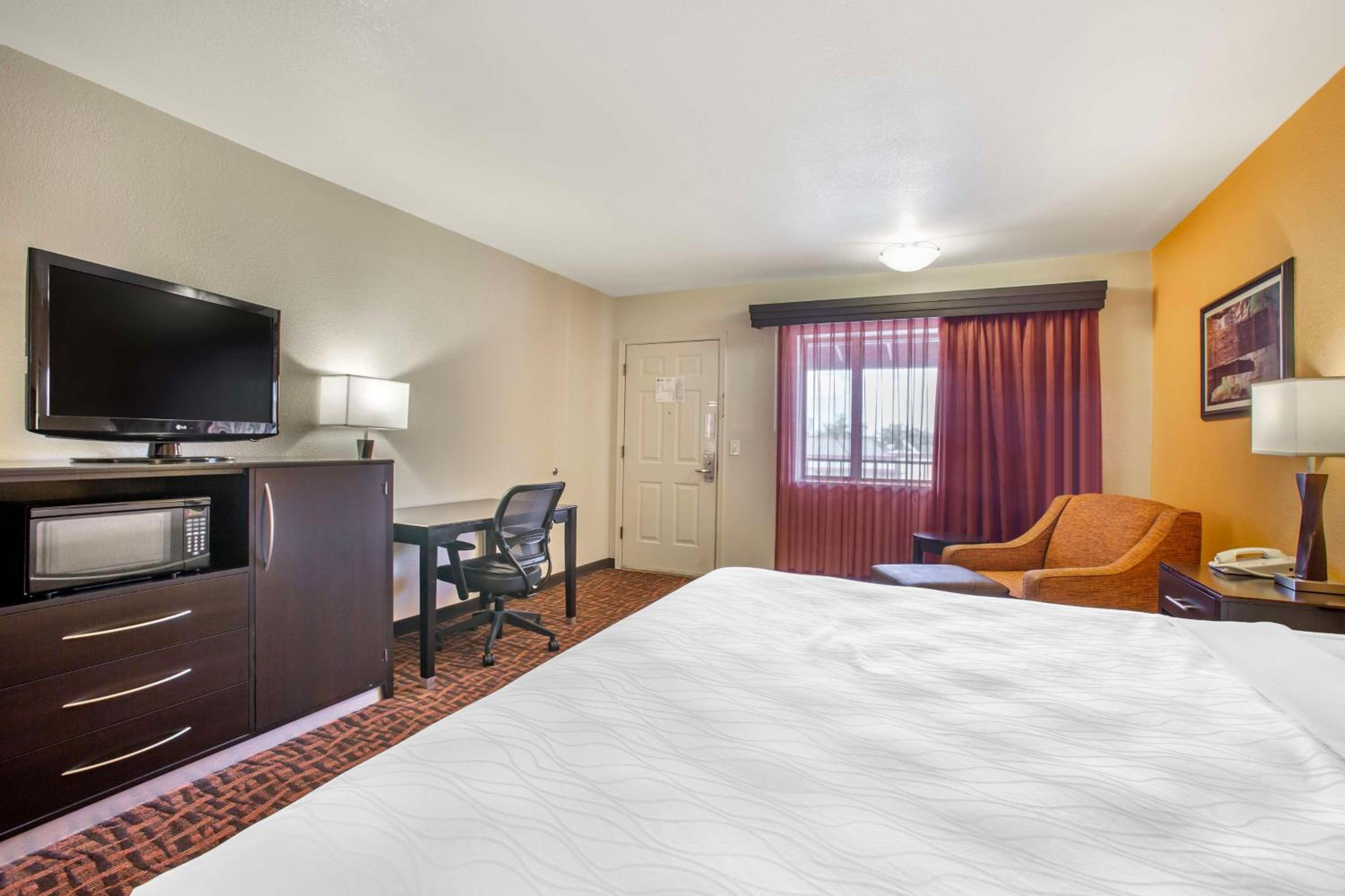 King Room with Roll-in Shower - Disability Access/Non-Smoking - Photo 4