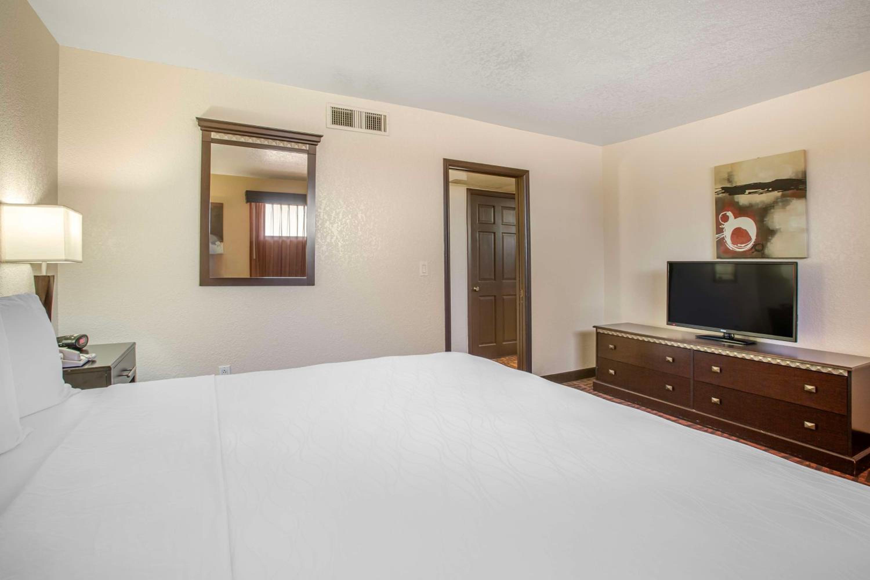 King Room - Non Smoking - Photo 5