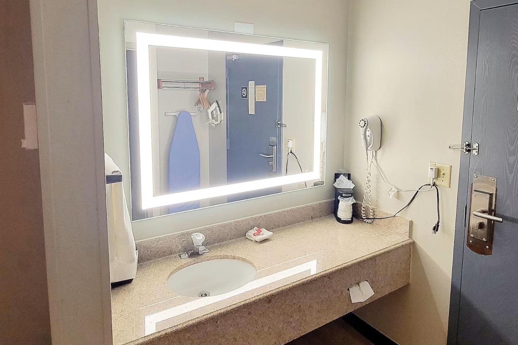 Deluxe King Room - Non-Smoking - Photo 8