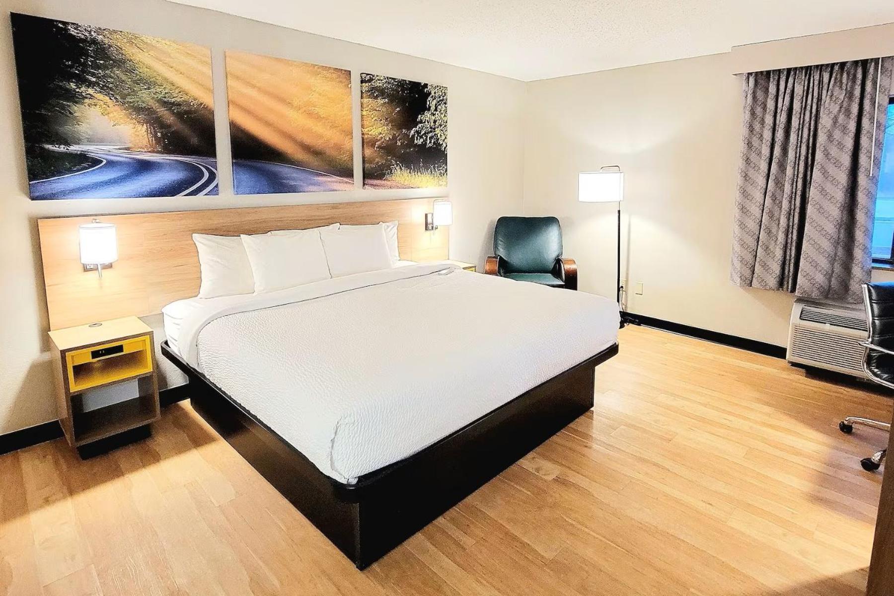 Deluxe King Room - Non-Smoking - Photo 4