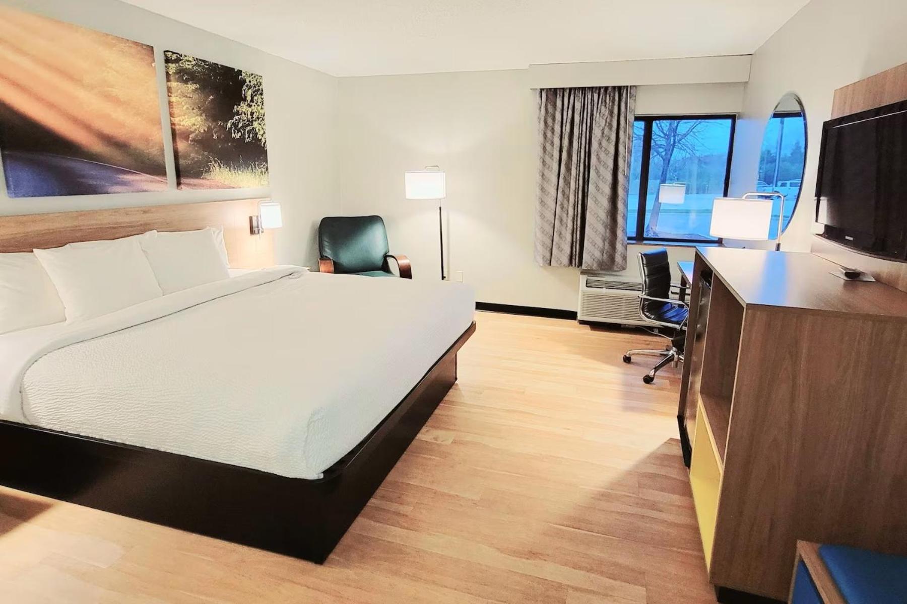 Deluxe King Room - Non-Smoking - Photo 7