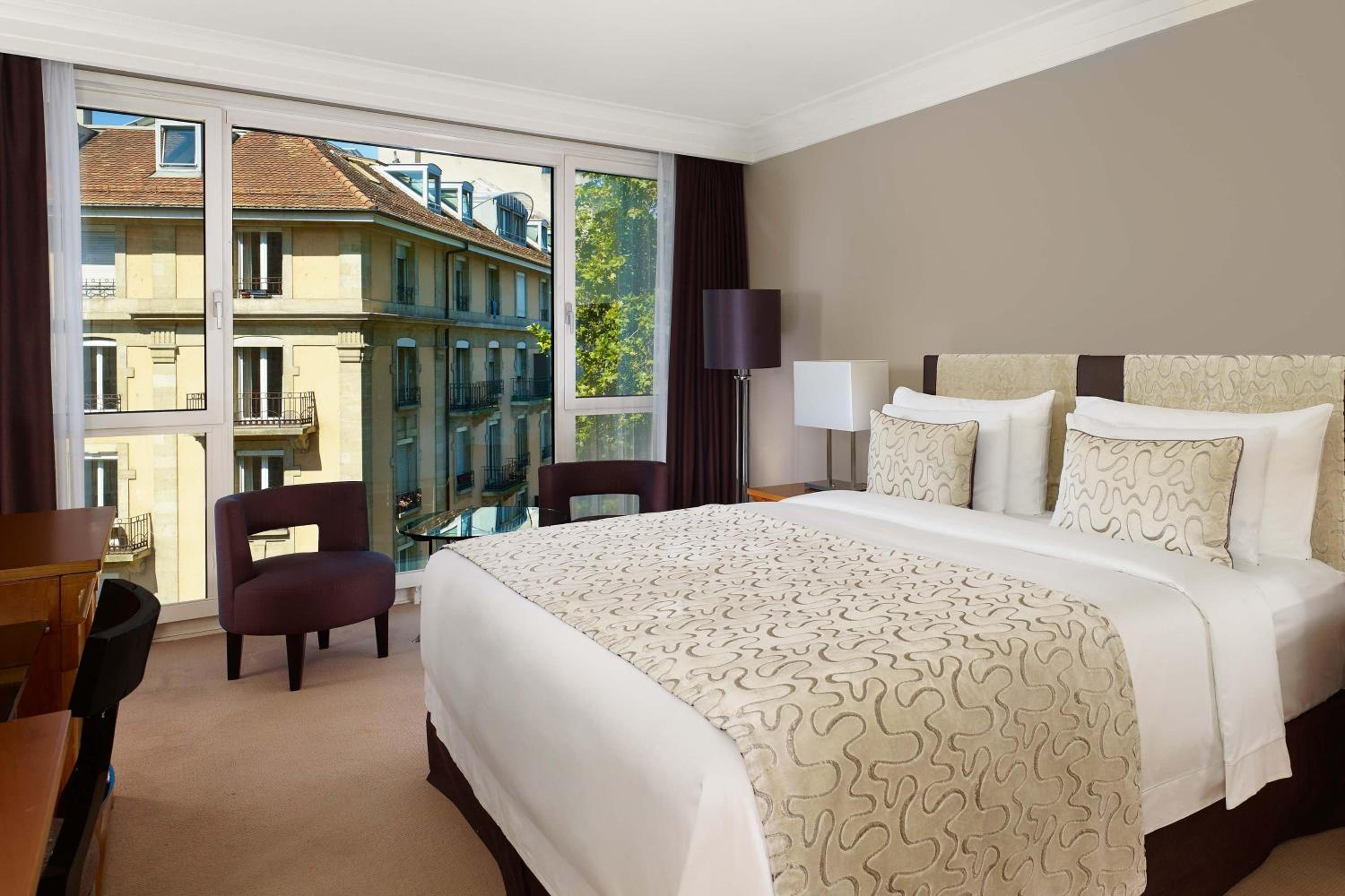 Superior King or Twin Room with City View thumbnail 5
