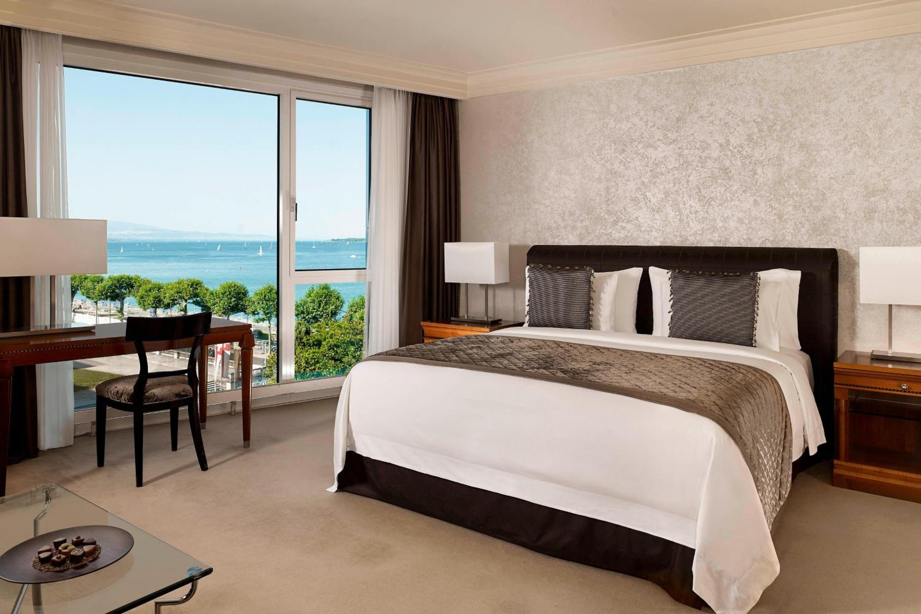 Junior Corner King Suite with Lake View