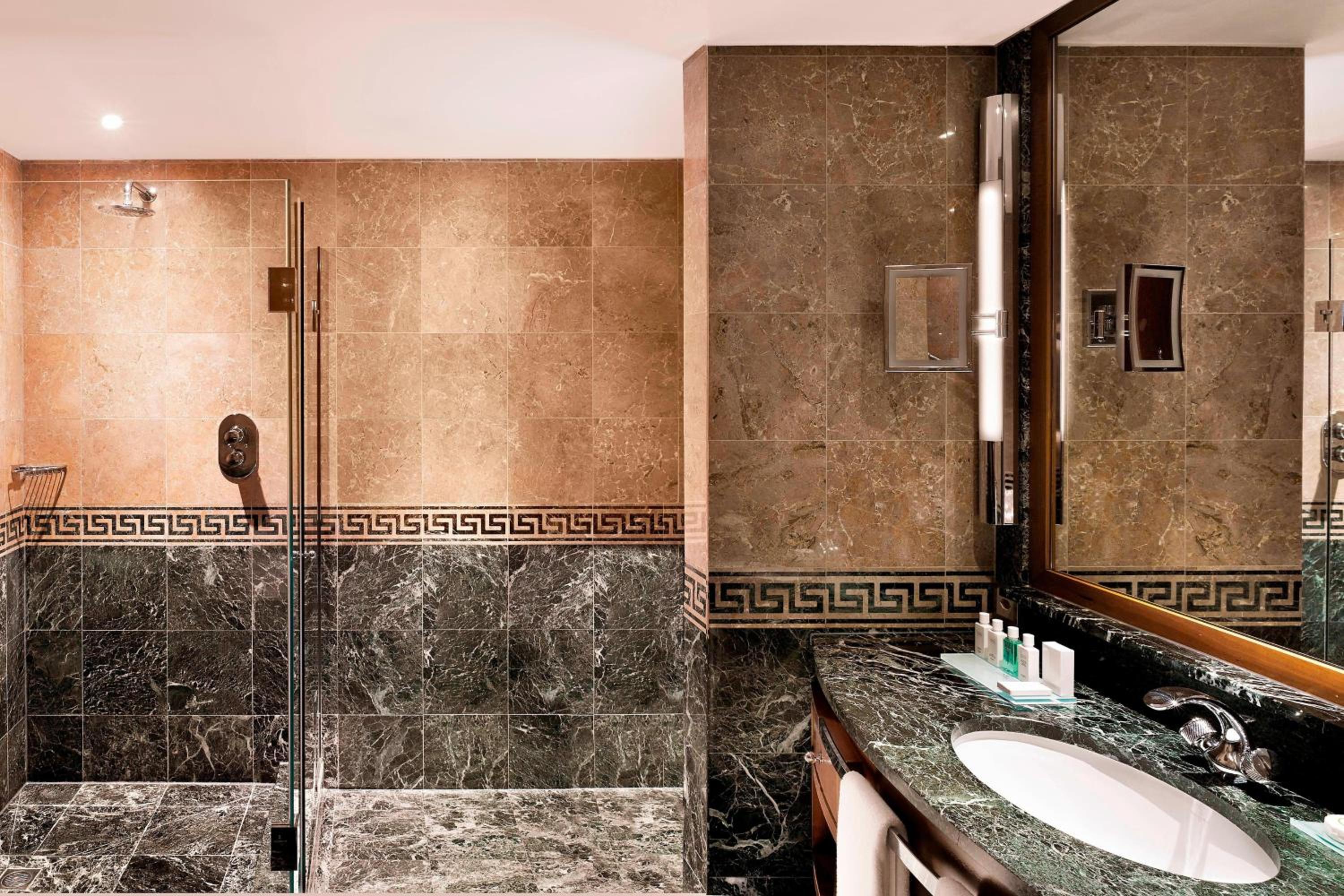 Large Junior King Suite with Lake View thumbnail 5