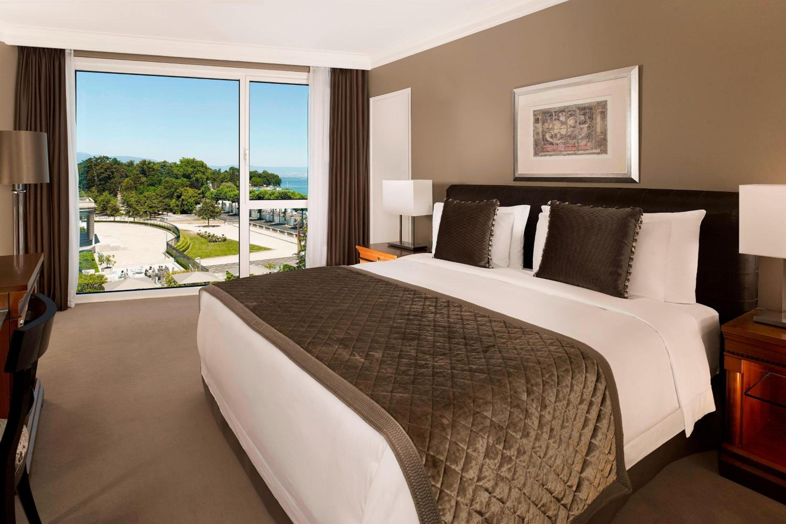 Large Junior King Suite with Lake View