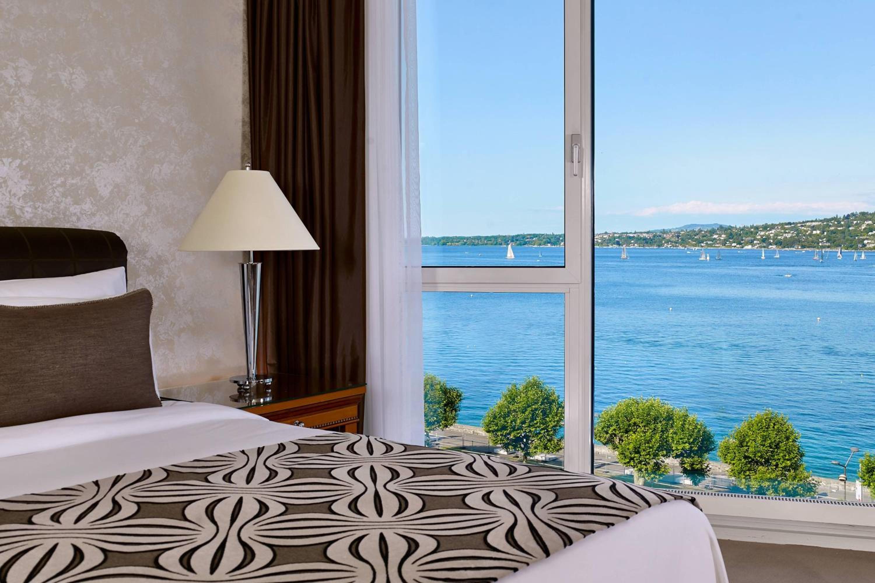 Large Junior King Suite with Lake View thumbnail 5