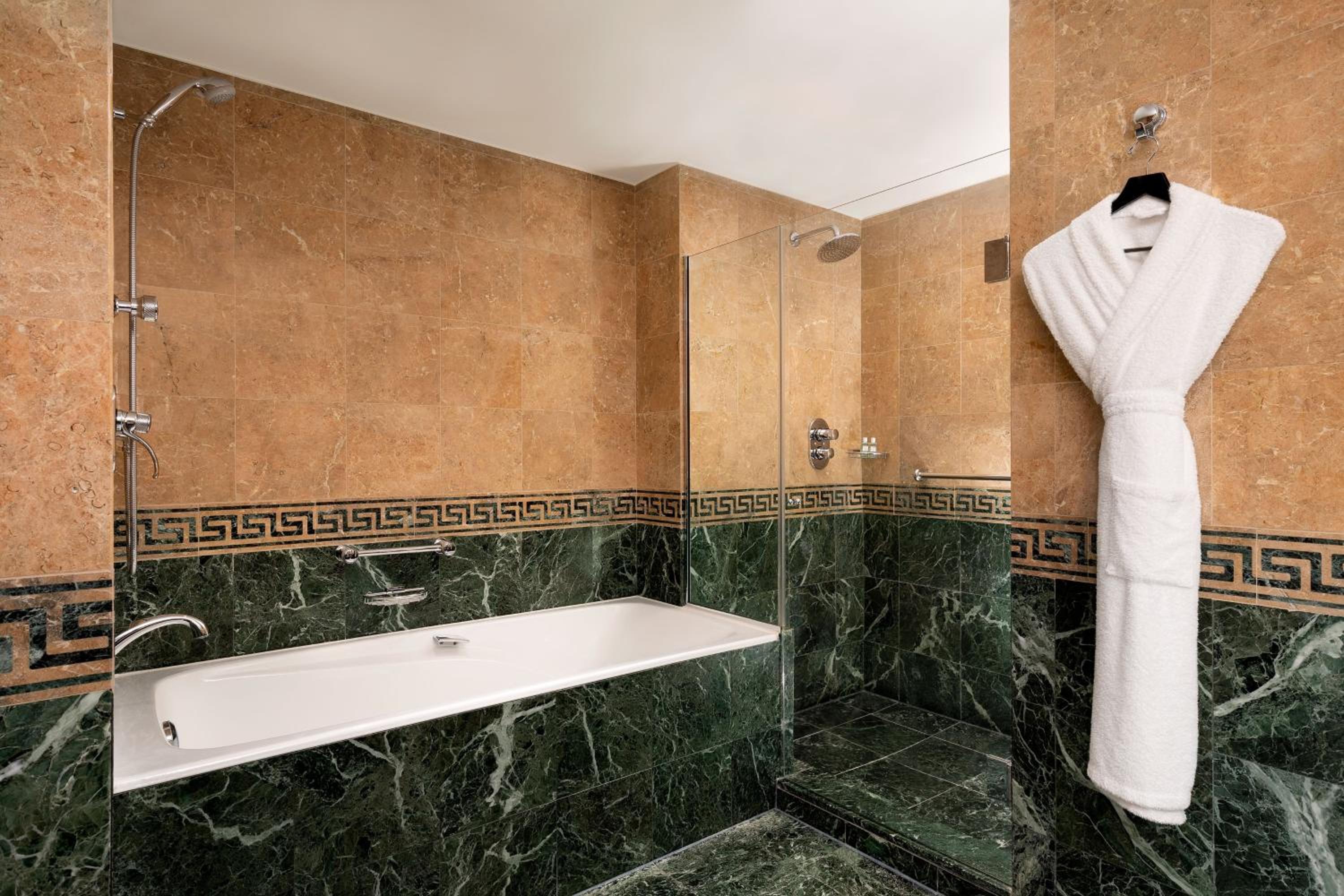 Large Junior King Suite with Lake View