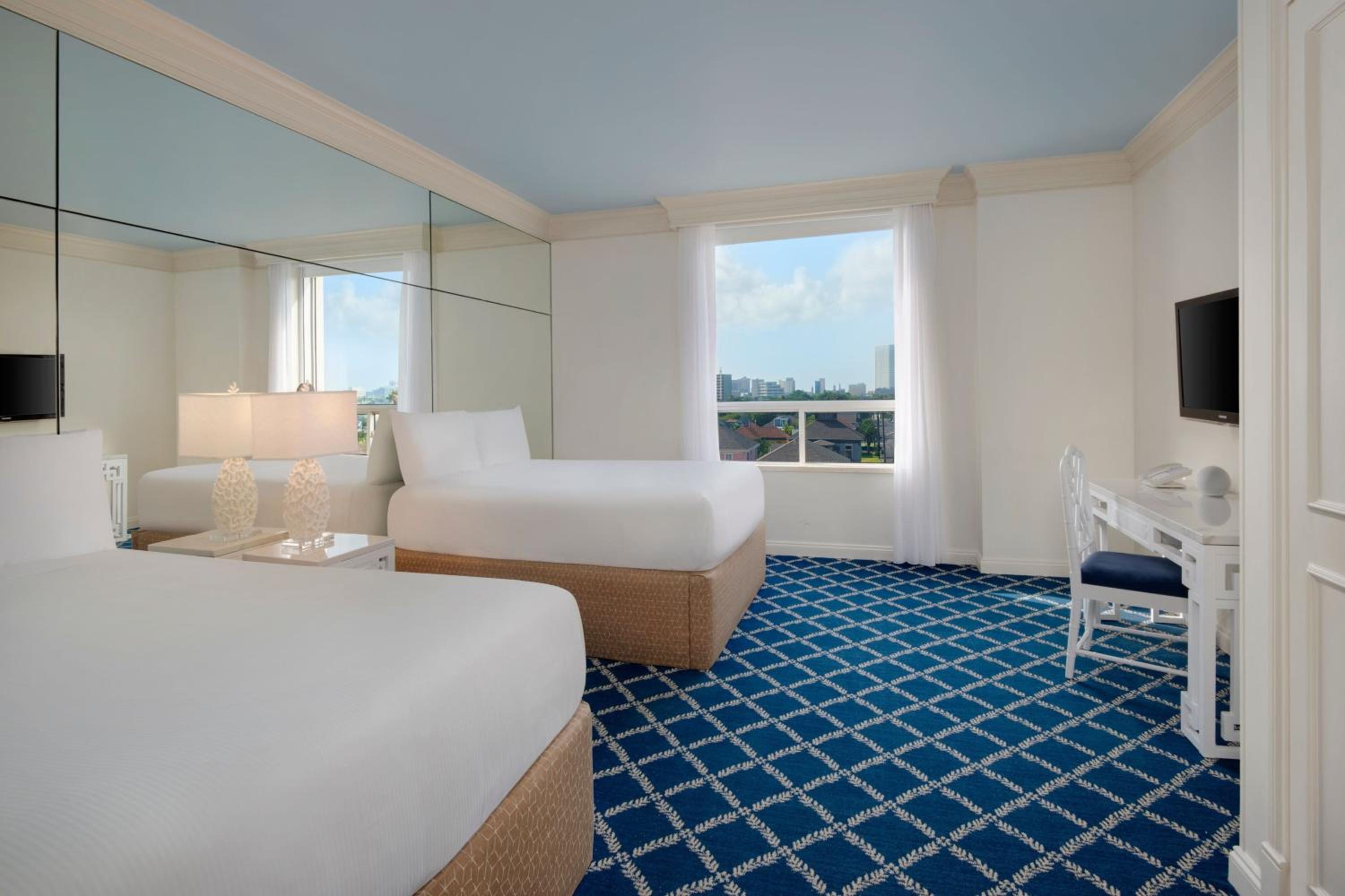 Double Room with Two Double Beds and City View - Beachfront/Pool Access - Photo 2