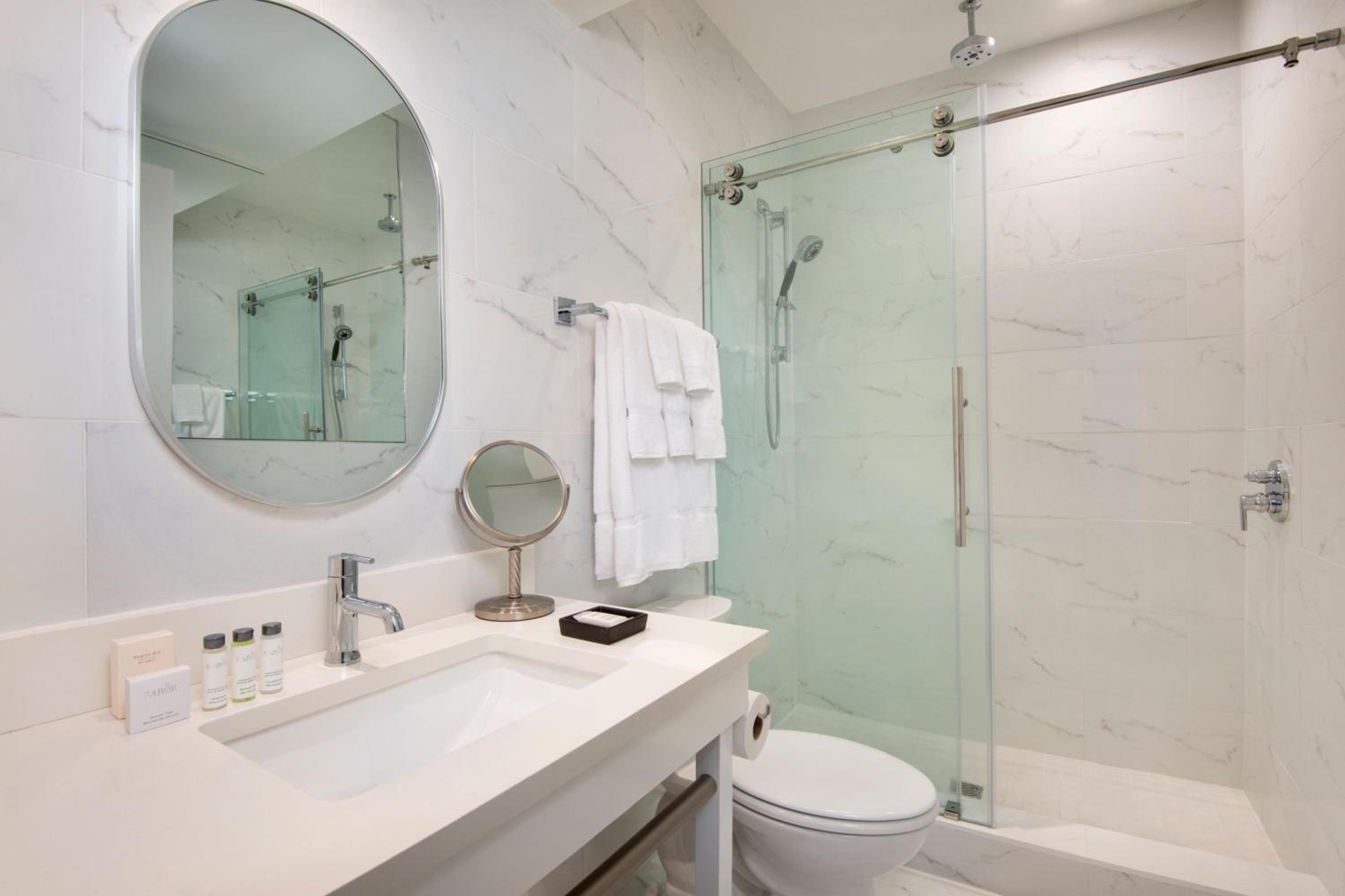 Double Room with Two Double Beds and City View - Beachfront/Pool Access - Photo 10
