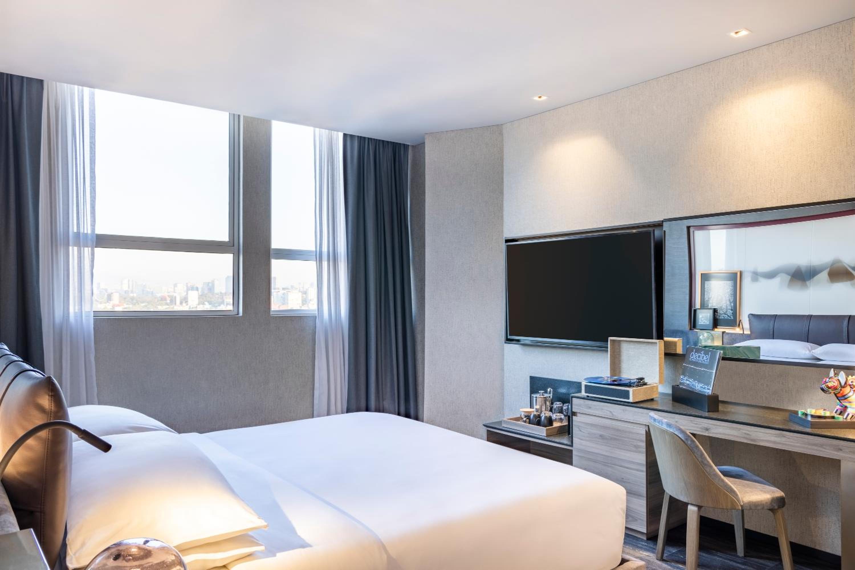 Suite with City View - Photo 6