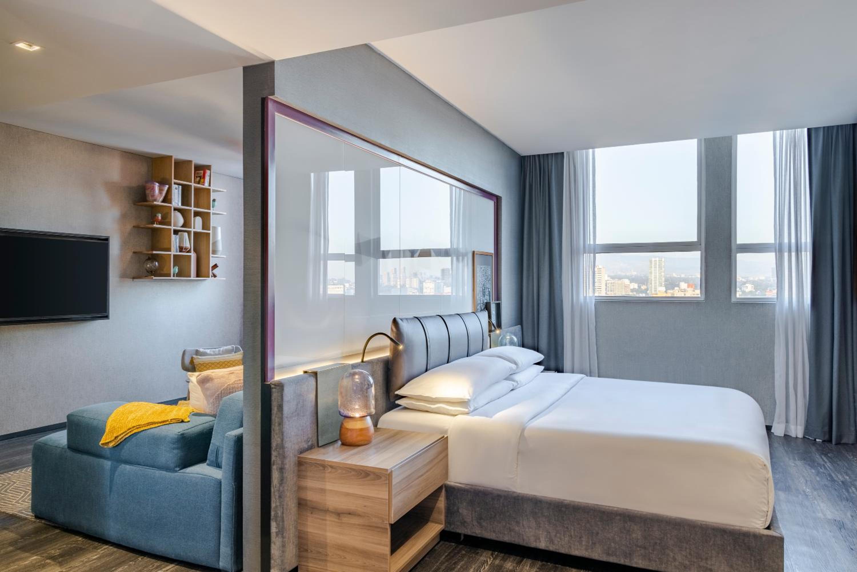 Suite with City View - Photo 5