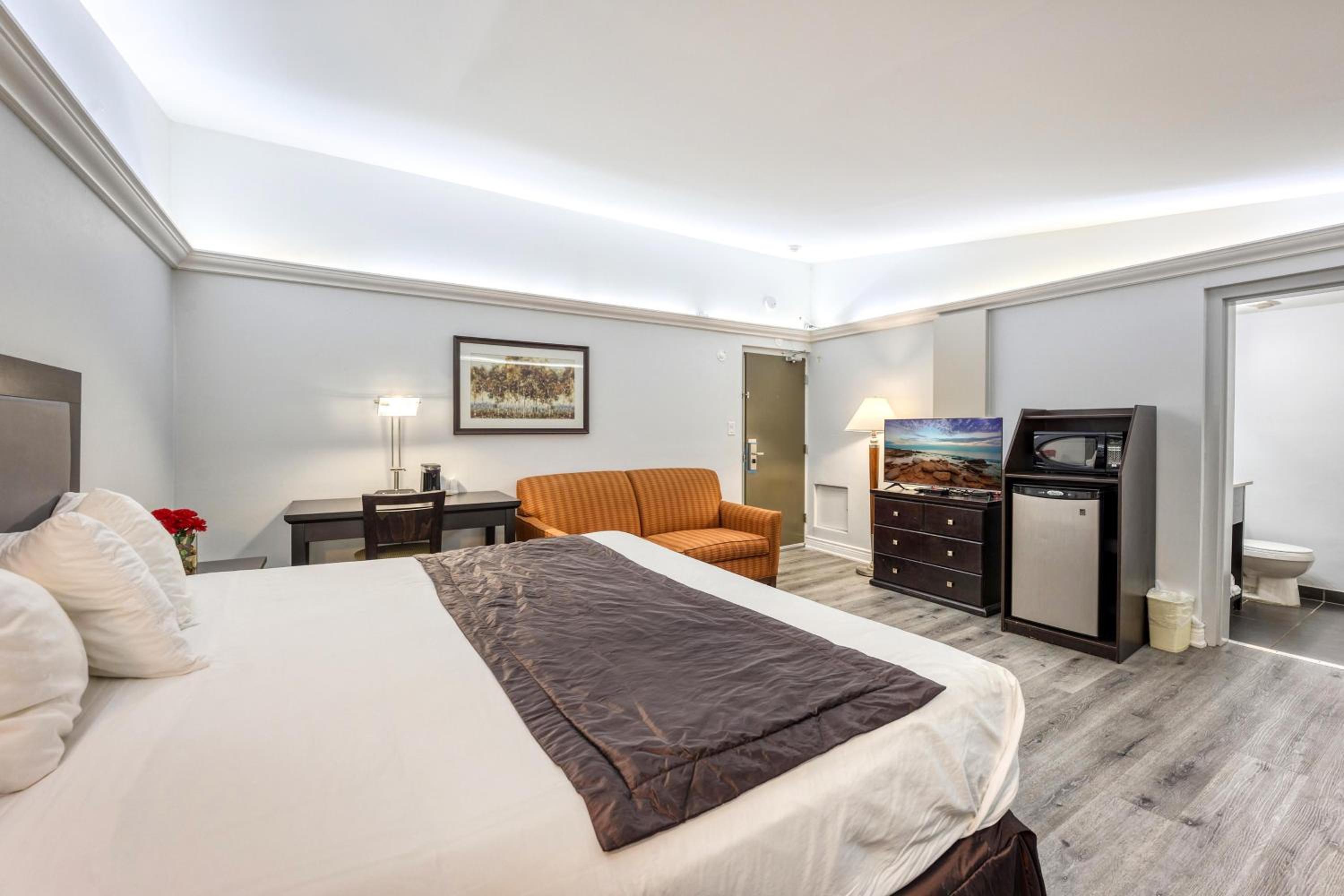 King Room - Non-Smoking - Photo 2