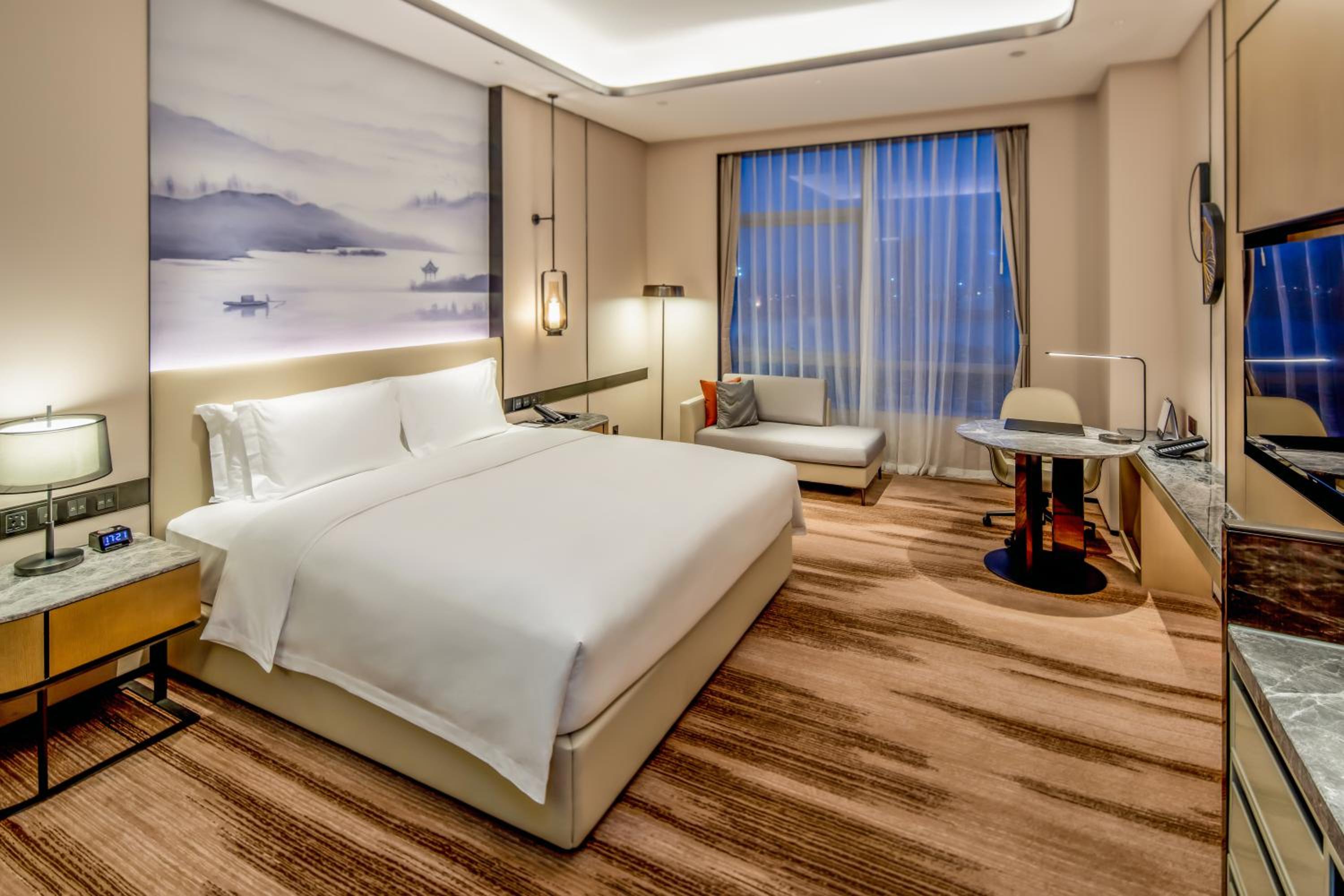 Superior King Room with Lake View - Photo 1