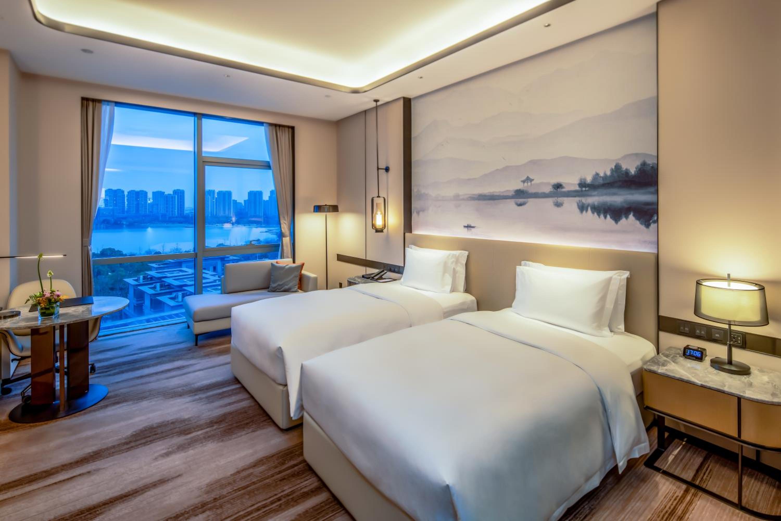 Superior Twin Room with Lake View - Photo 3