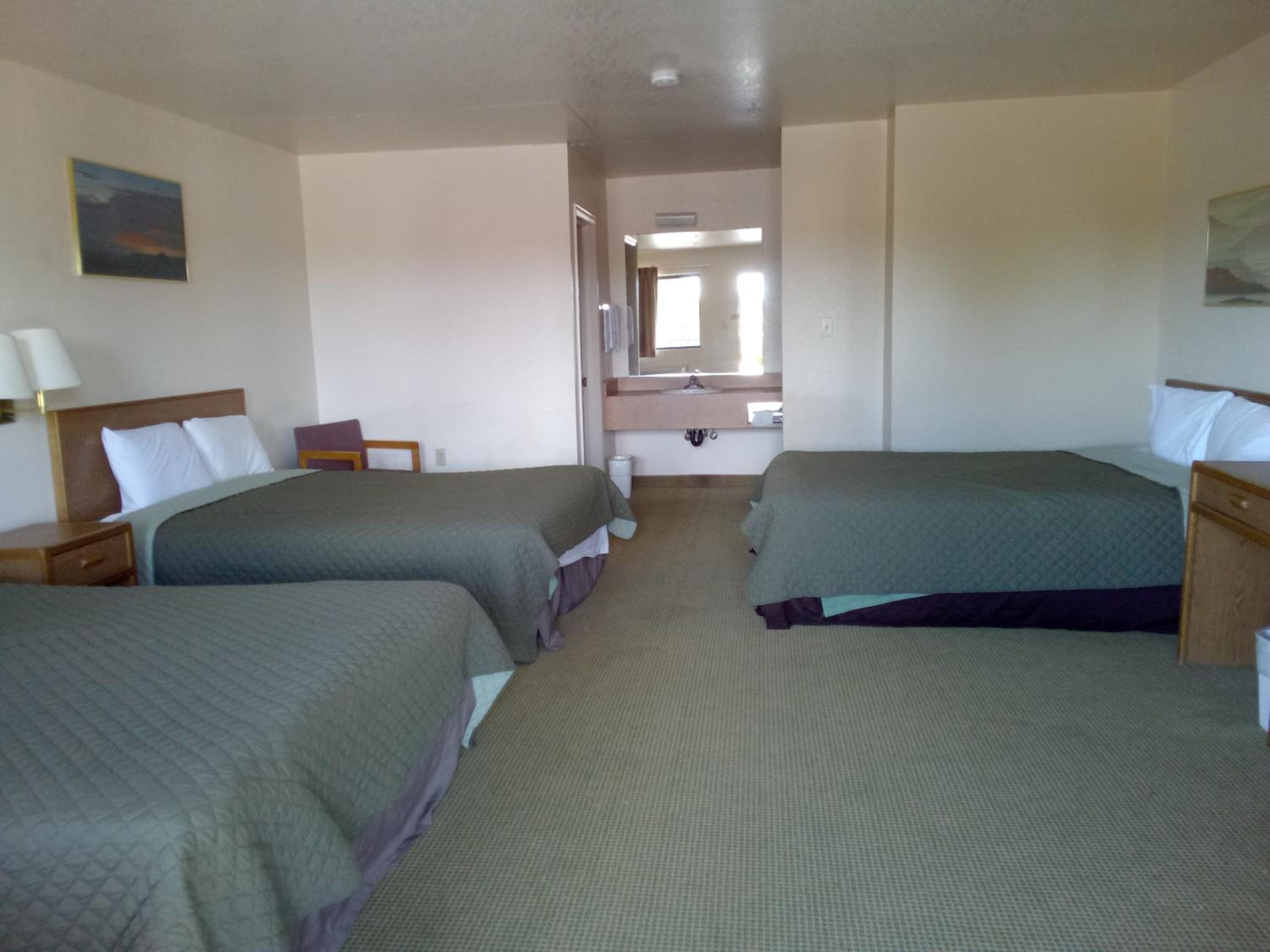 Three Queens Room With Microwave And Fridge photo 3