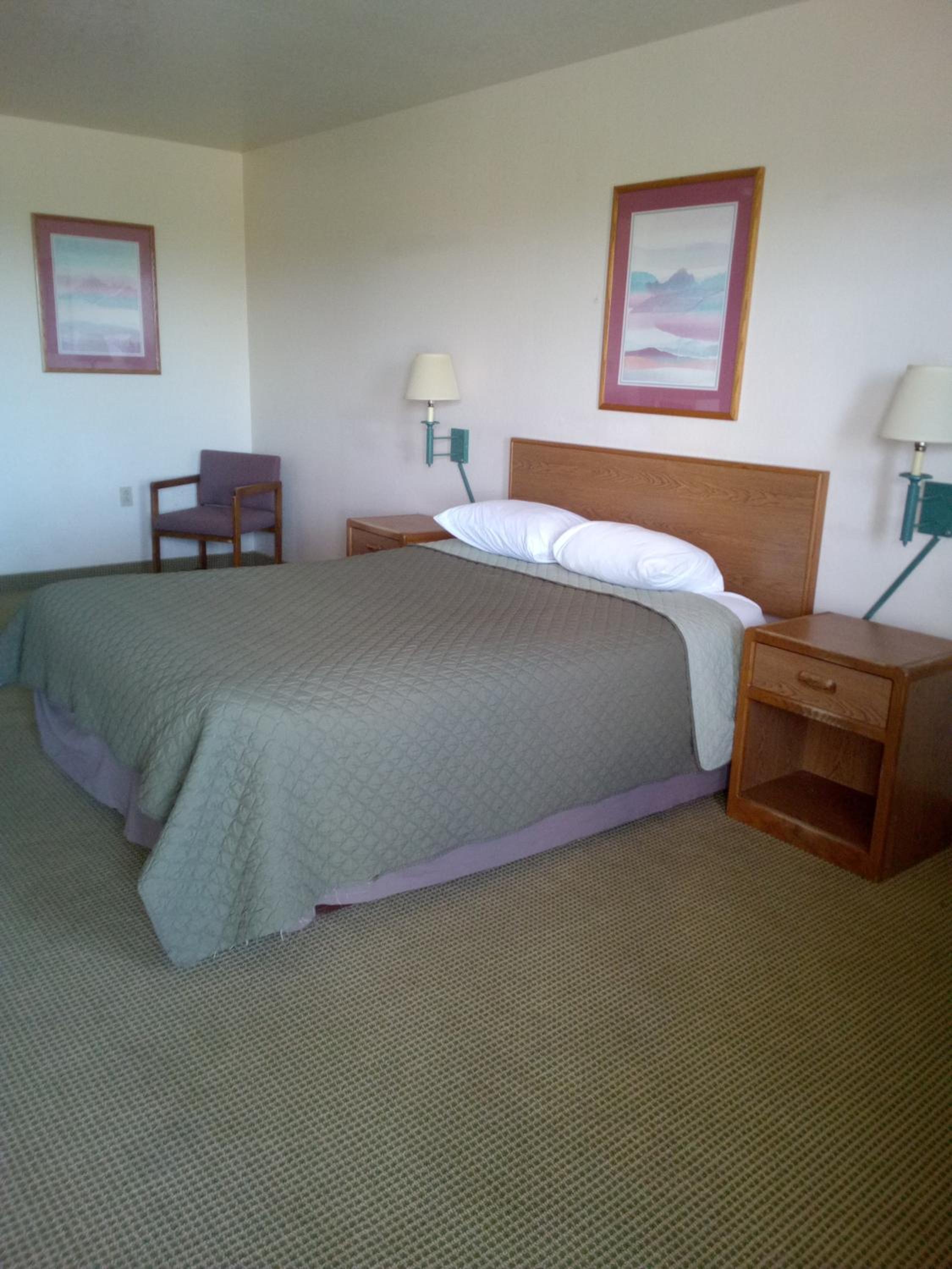 One Queen Room With Microwave And Fridge