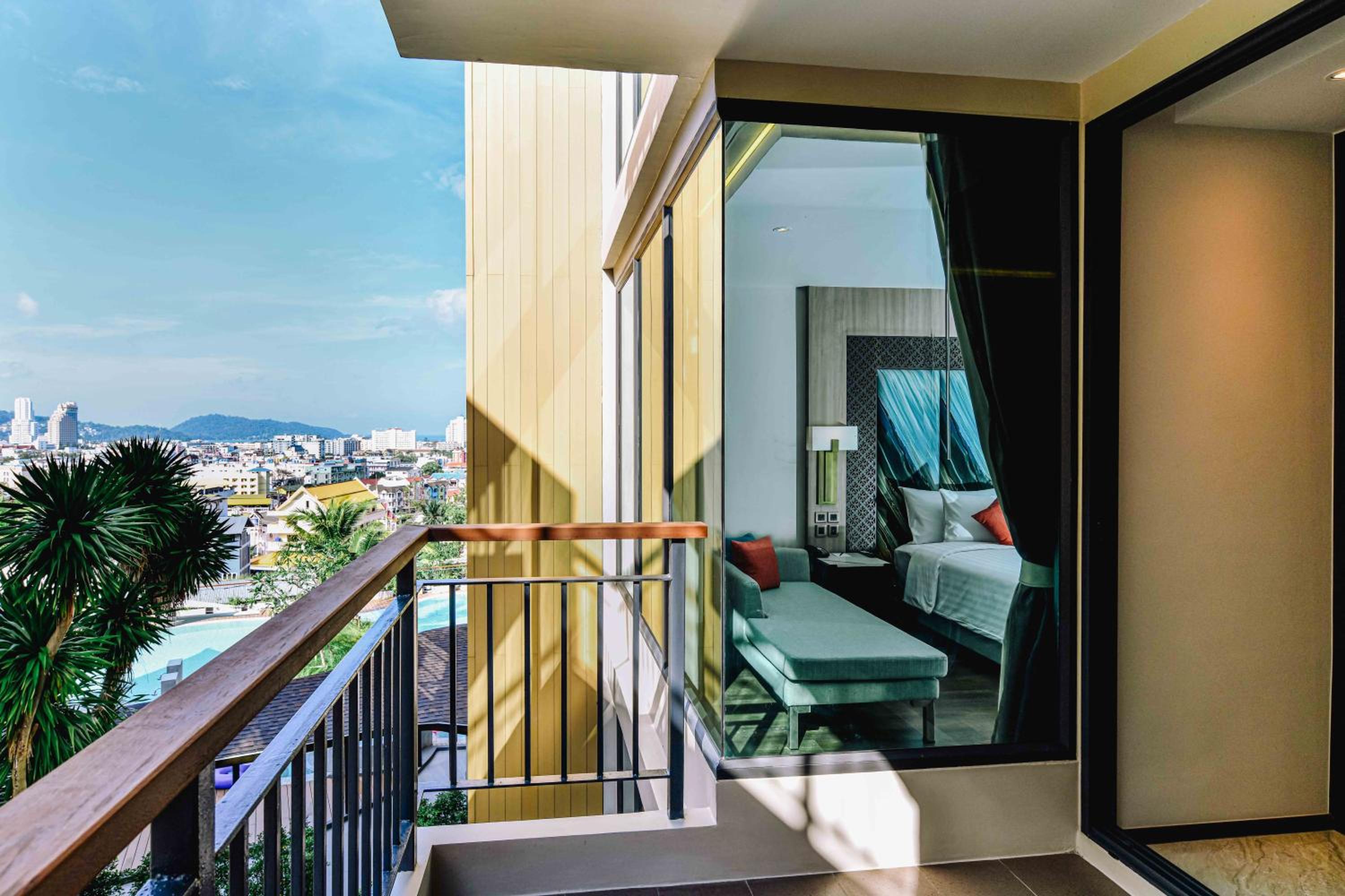 Suite with Pool View - Photo 10