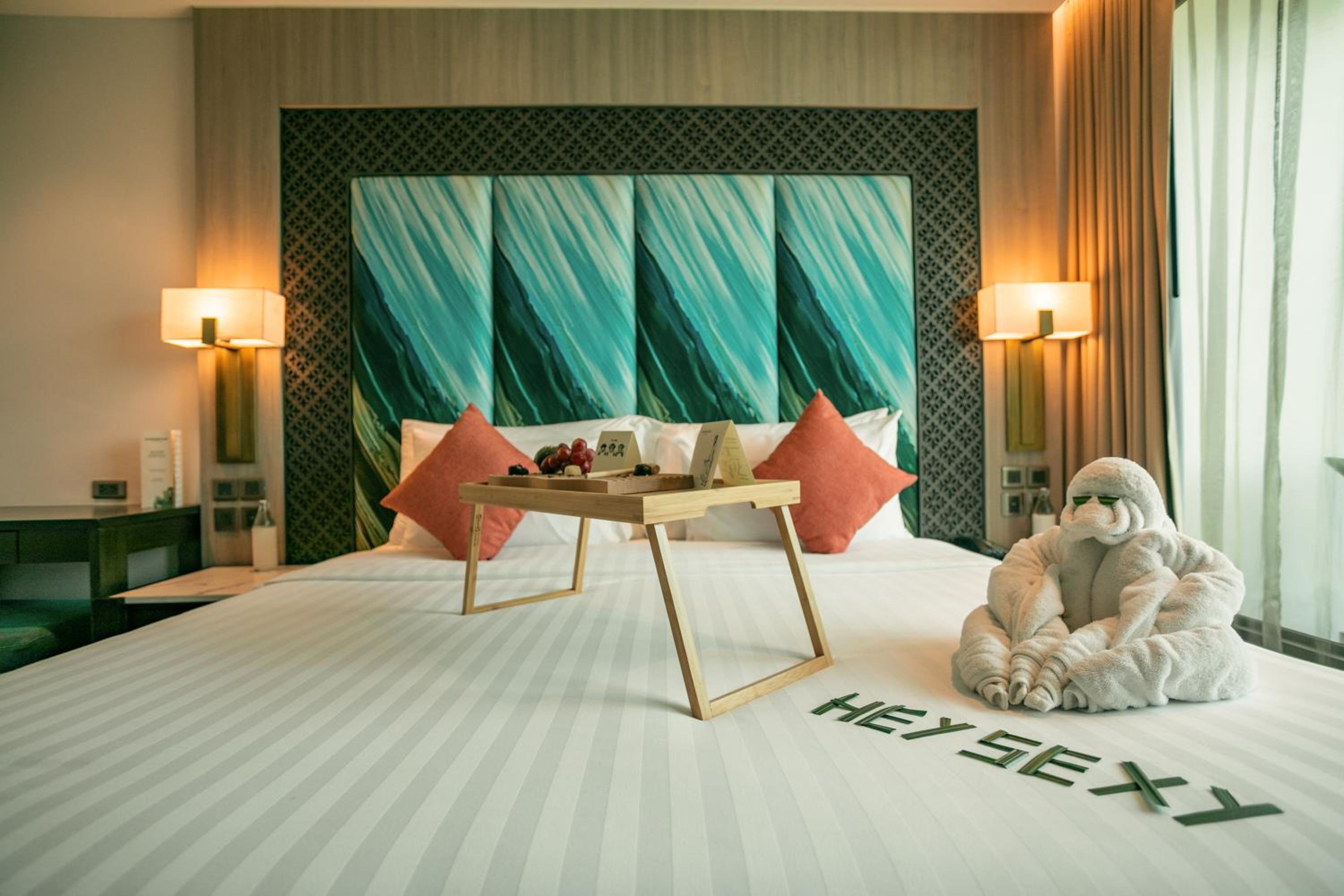 Suite with Pool View - Photo 11