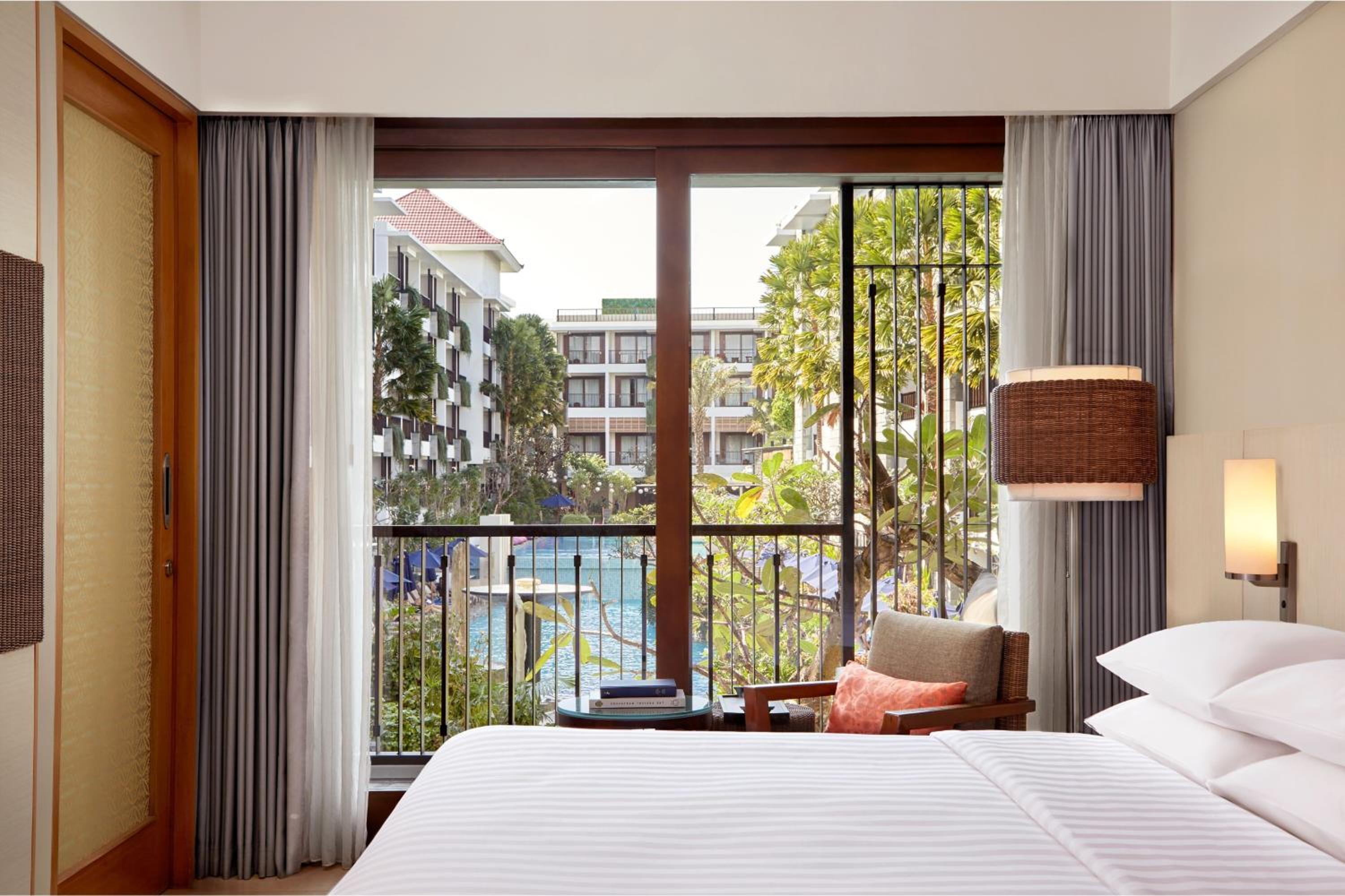 Deluxe King Room with Pool View photo 3