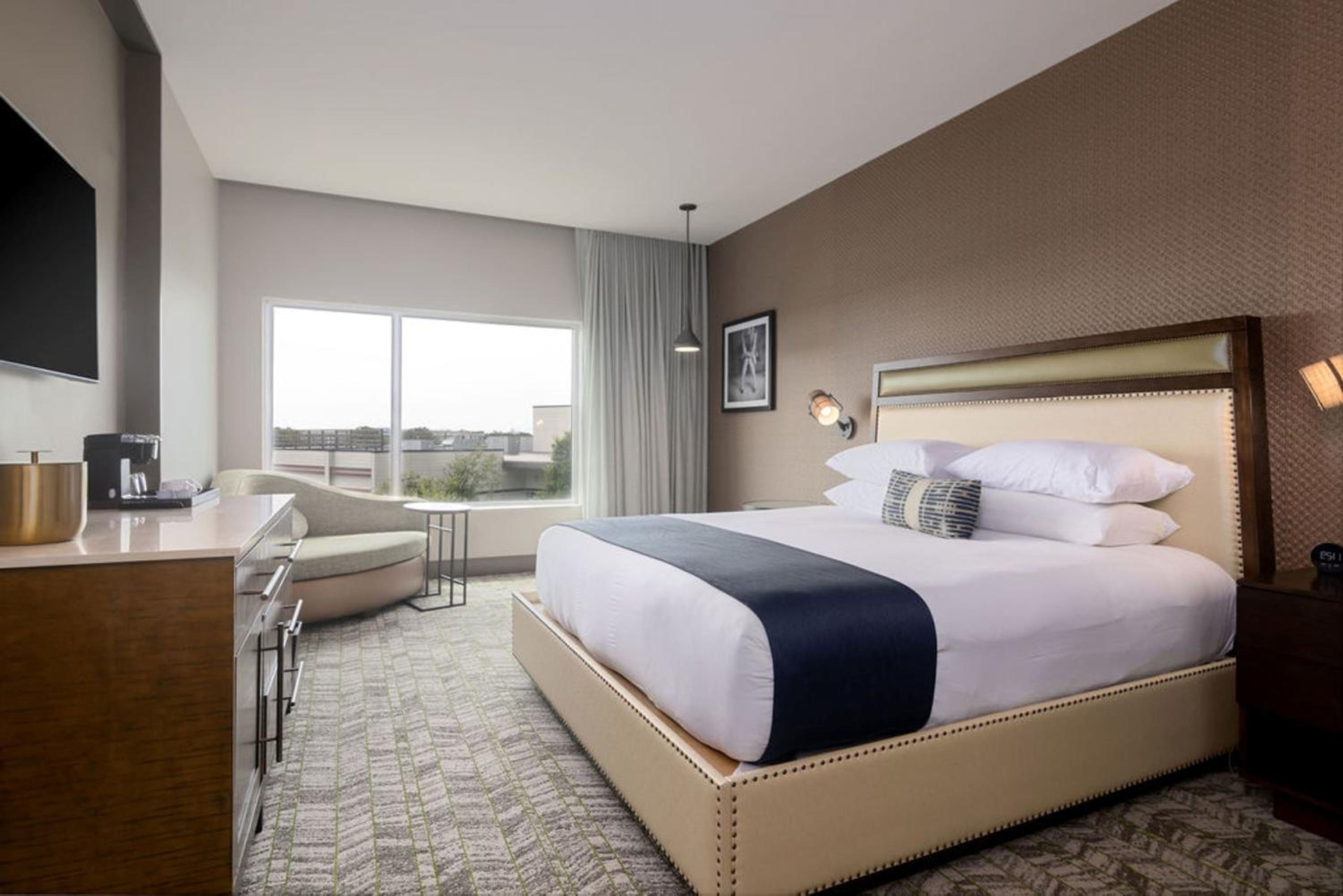 Deluxe King Room with Roll-in Shower - Mobility Accessible photo 1