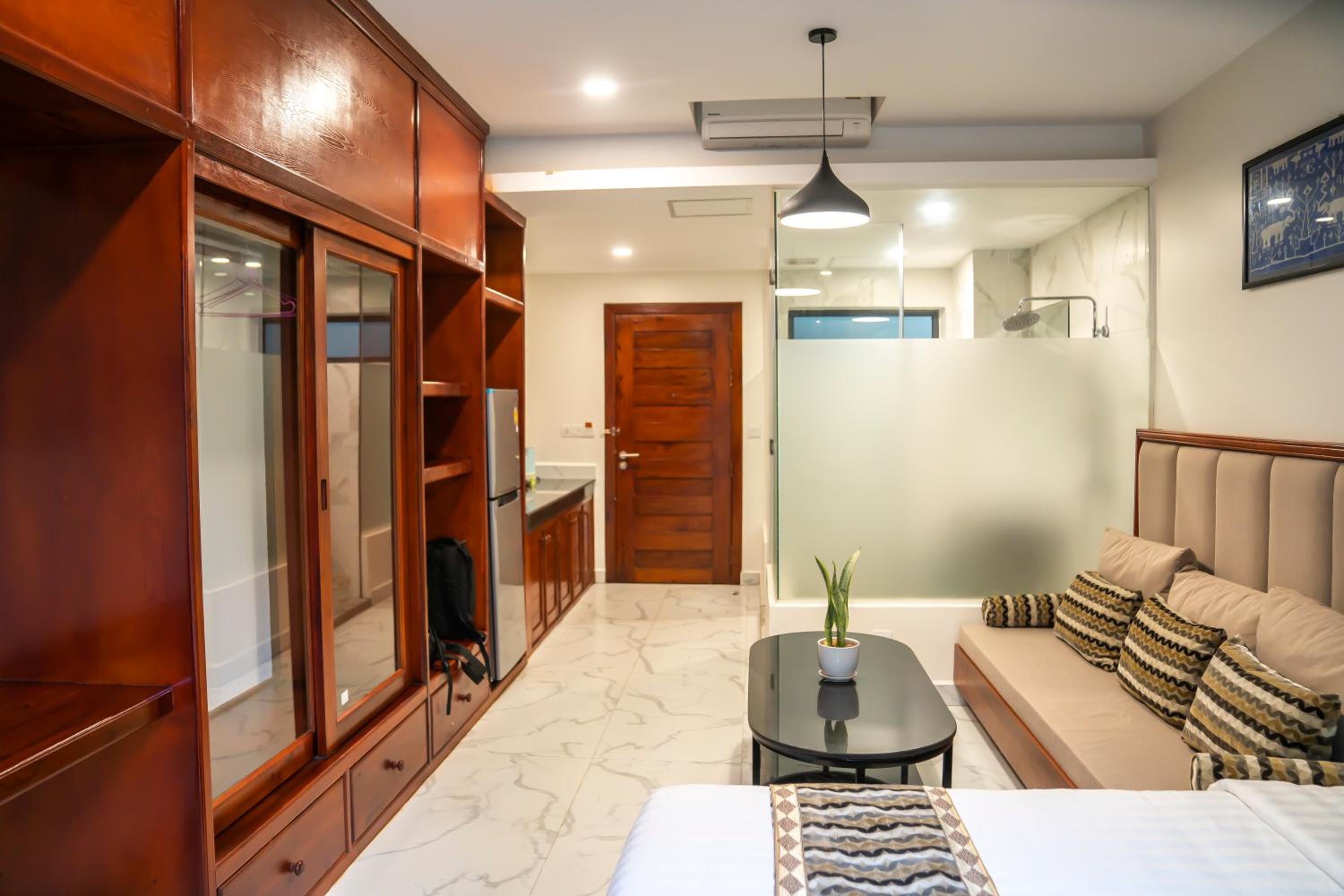 Deluxe Double Room (2 Adults + 1 Child) - Photo 1