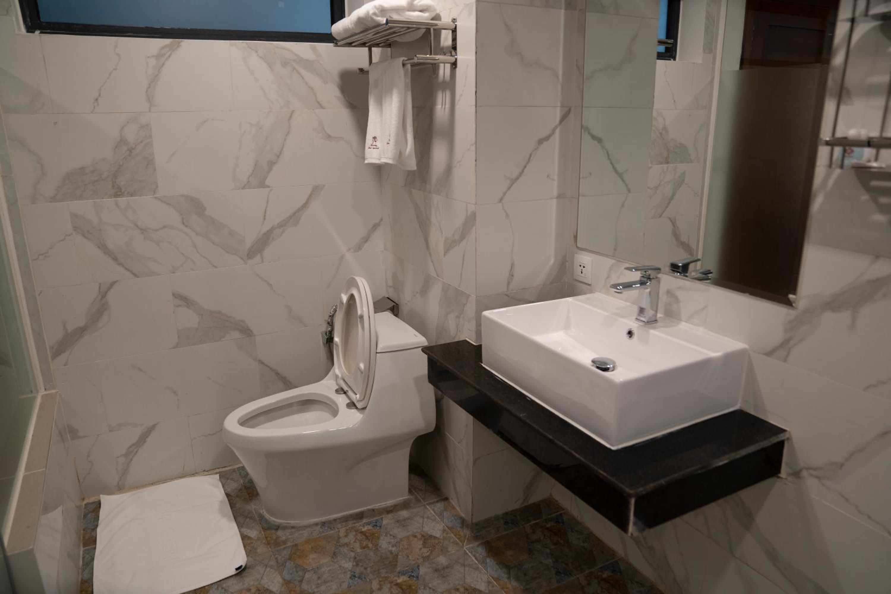 Deluxe Double Room (2 Adults + 1 Child) - Photo 2