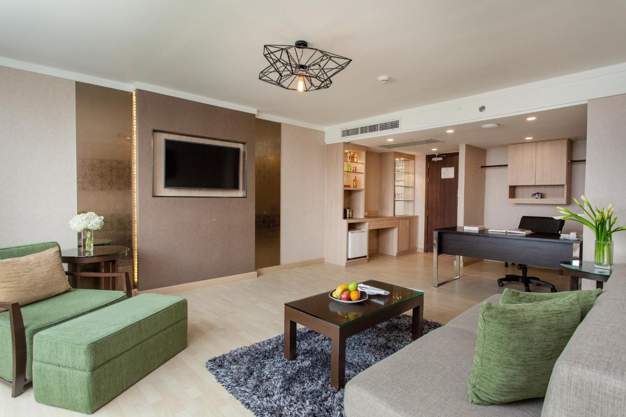 Royal King Suite with River View thumbnail 5