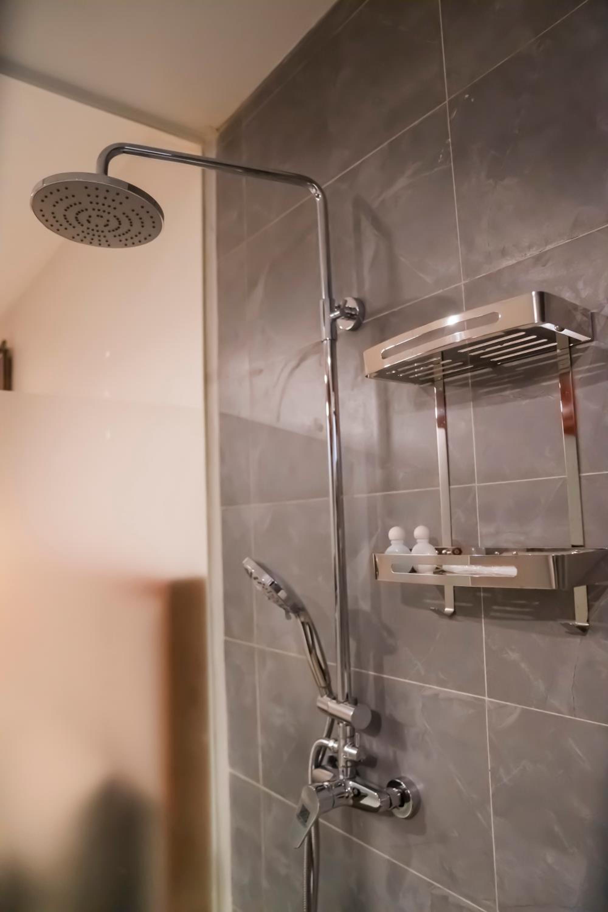 Deluxe Double Room (2 Adults + 1 Child) - Photo 5