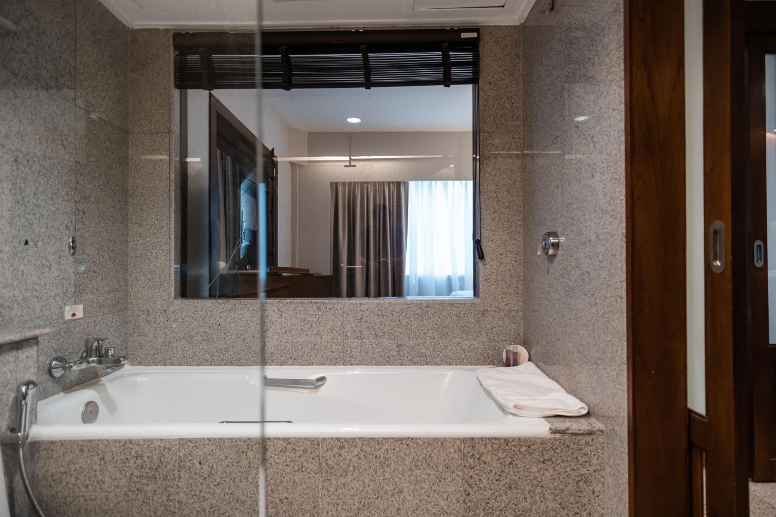 Deluxe King Room with River View thumbnail 6