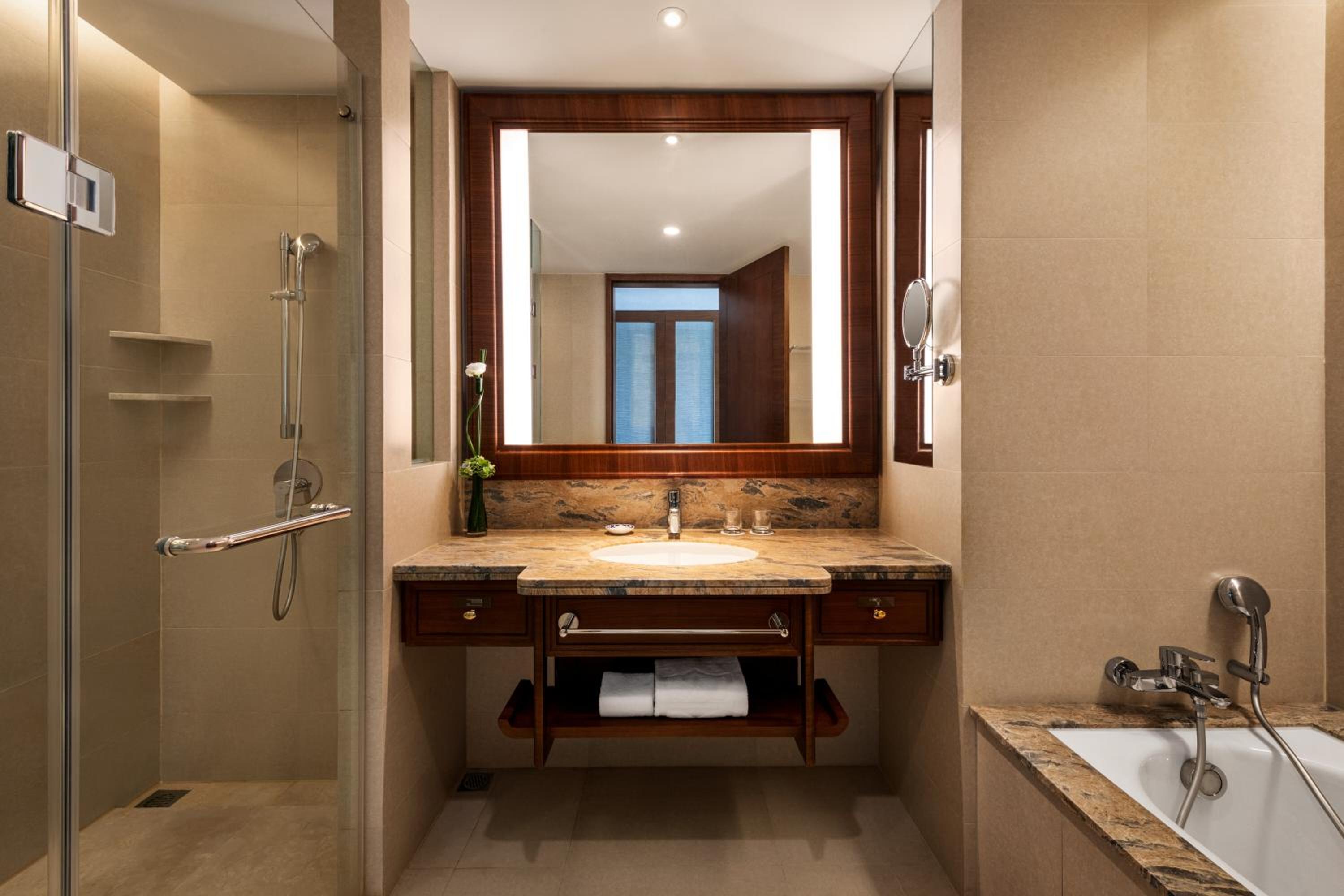 Deluxe King Room with River View photo 2